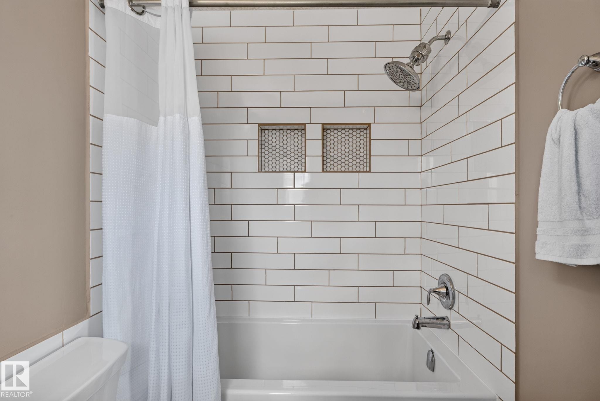 4914 152A Avenue Nw, Edmonton, AB - Indoor Photo Showing Bathroom