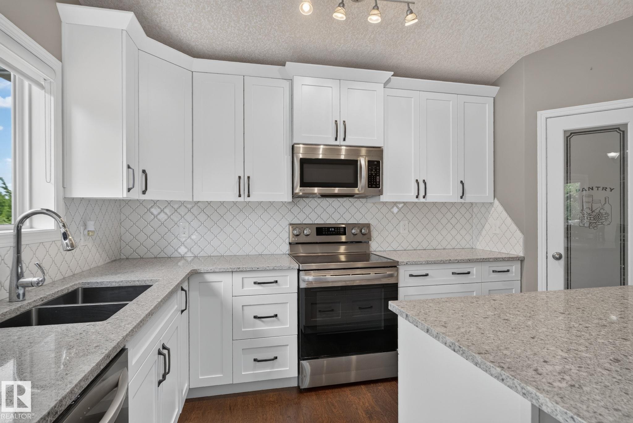 4914 152A Avenue Nw, Edmonton, AB - Indoor Photo Showing Kitchen With Double Sink With Upgraded Kitchen