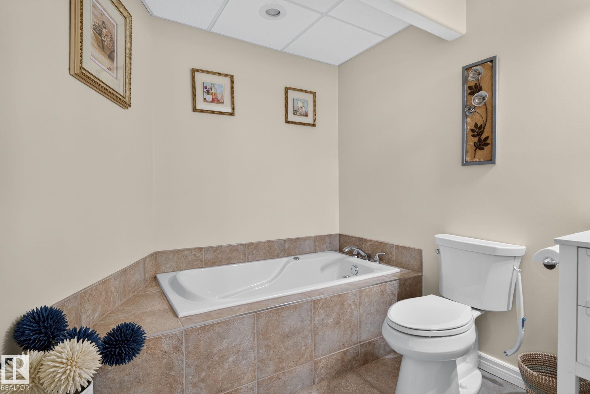 4914 152A Avenue Nw, Edmonton, AB - Indoor Photo Showing Bathroom