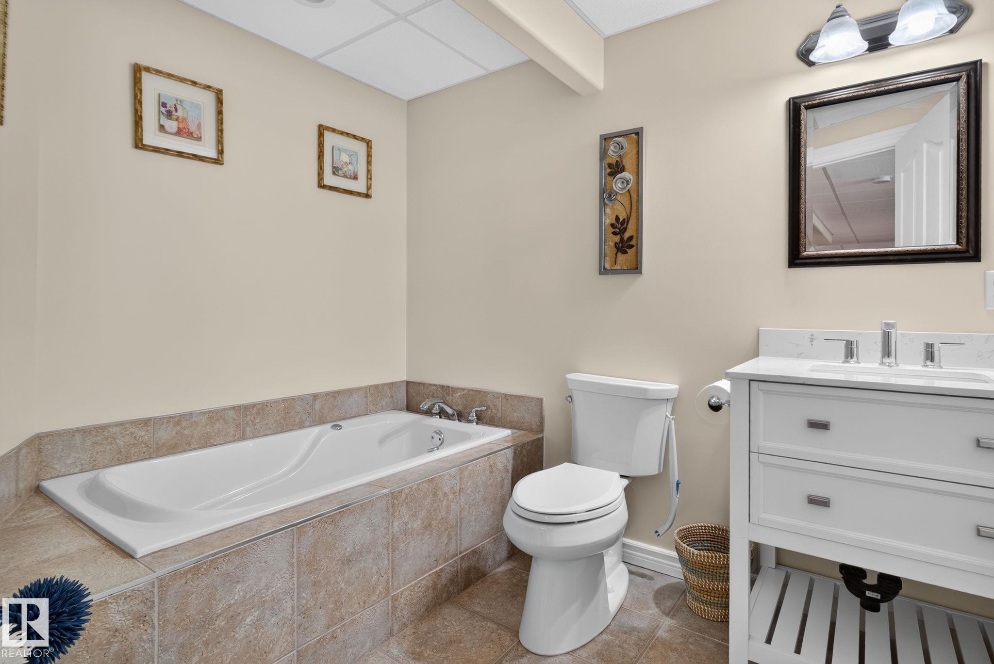 4914 152A Avenue Nw, Edmonton, AB - Indoor Photo Showing Bathroom