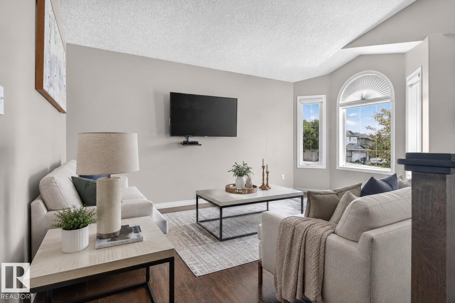 4914 152A Avenue Nw, Edmonton, AB - Indoor Photo Showing Living Room