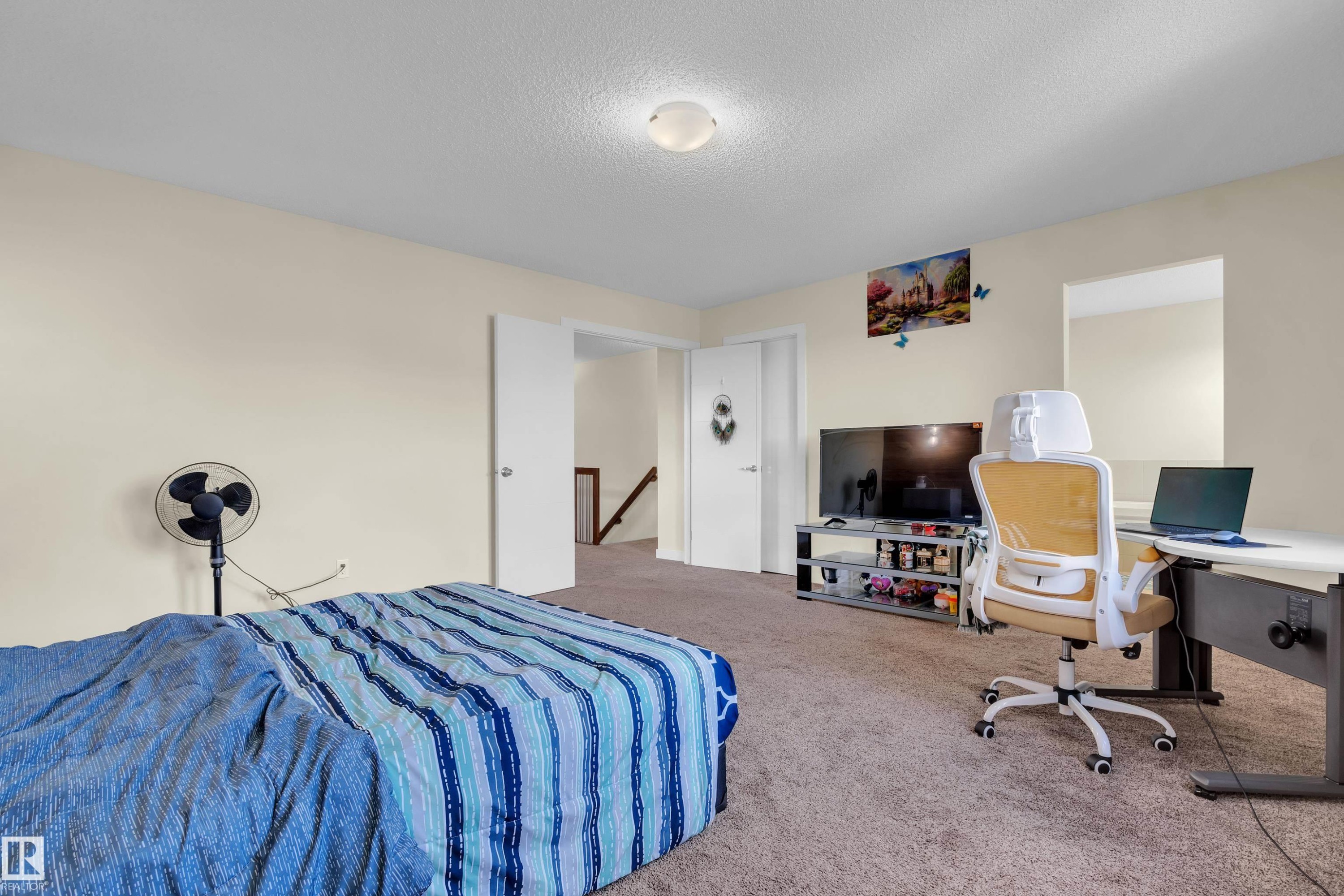 Carpeted room featuring light-colored walls and a semi-flush mount ceiling light - 3071 Carpenter Landing Sw, Edmonton, AB