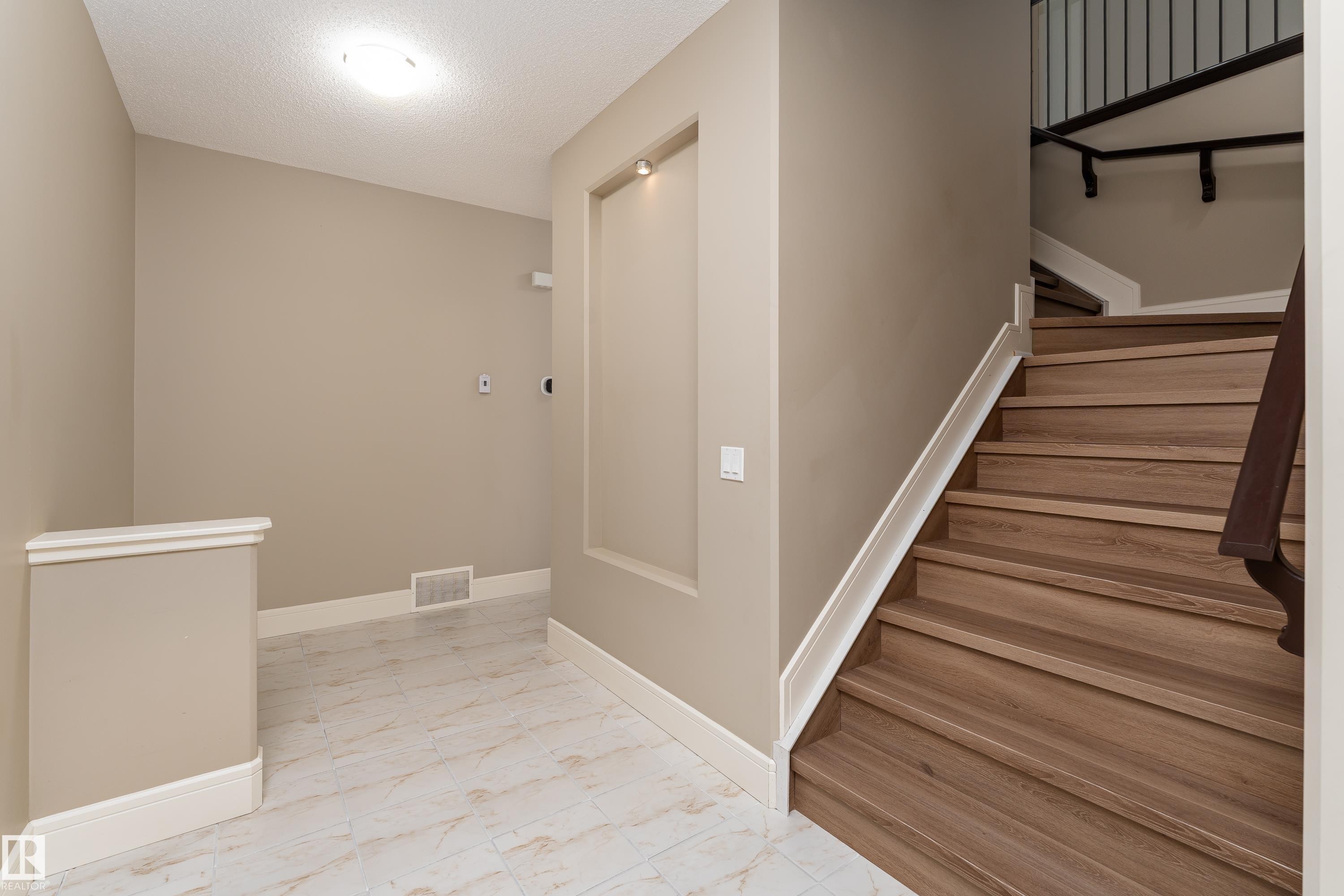 3301 Abbott Crescent Sw, Edmonton, AB - Indoor Photo Showing Other Room