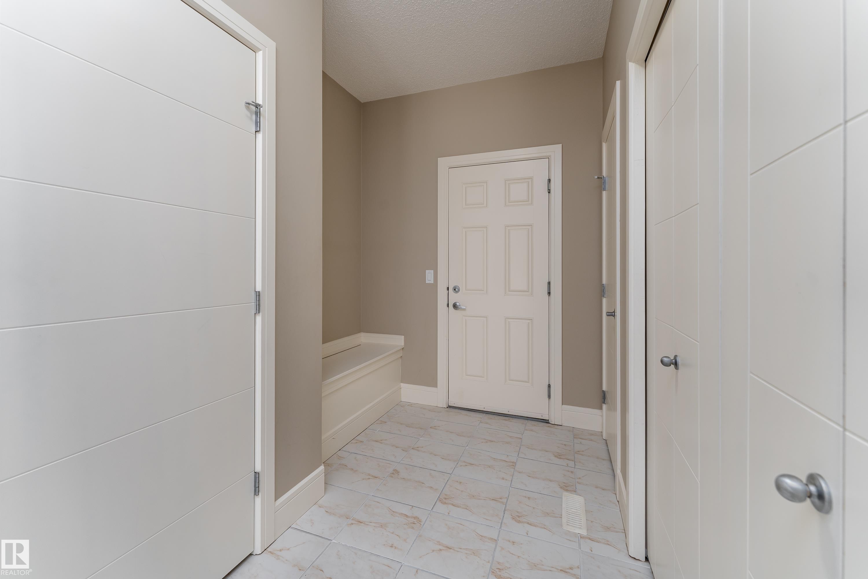 3301 Abbott Crescent Sw, Edmonton, AB - Indoor