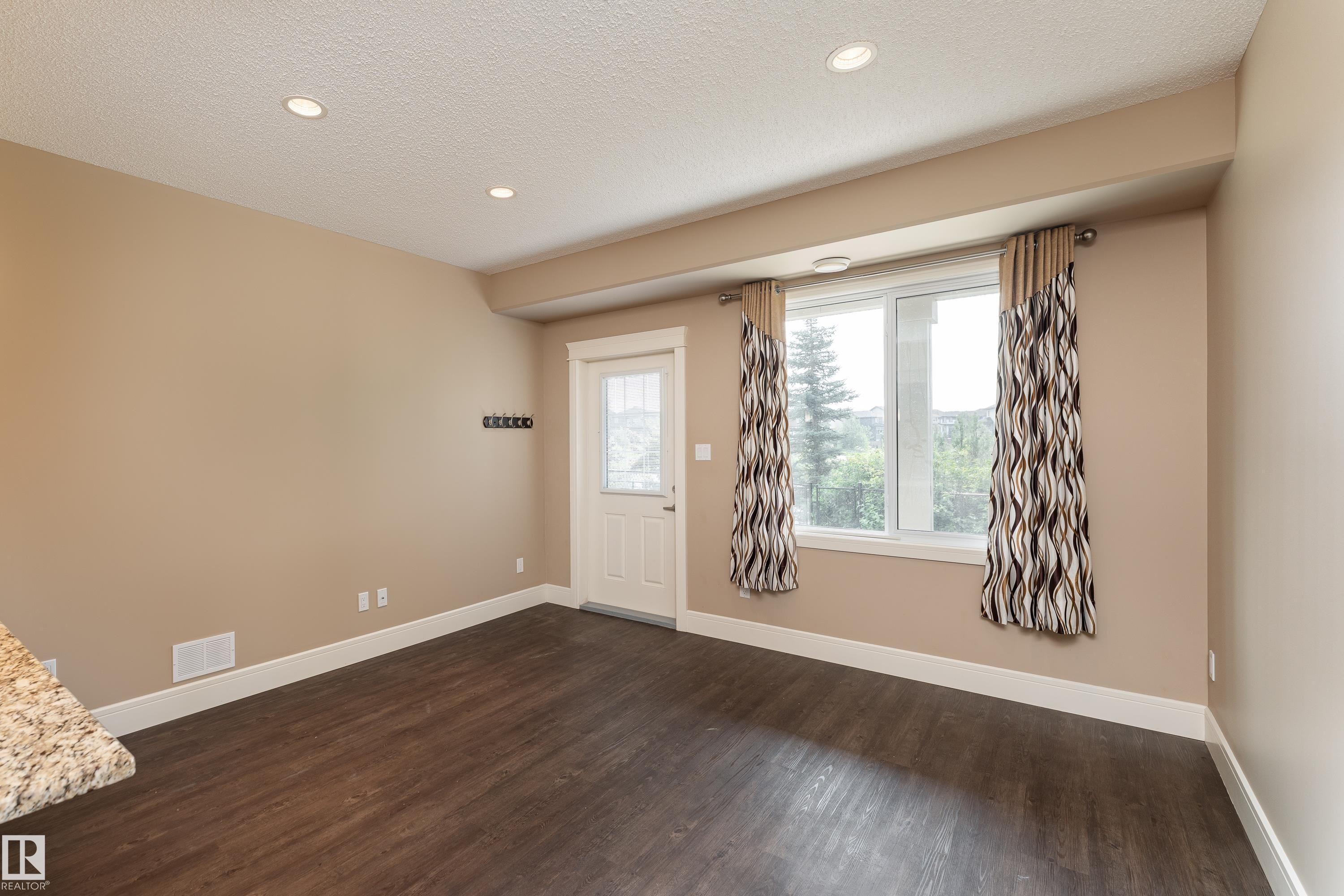 3301 Abbott Crescent Sw, Edmonton, AB - Indoor Photo Showing Other Room