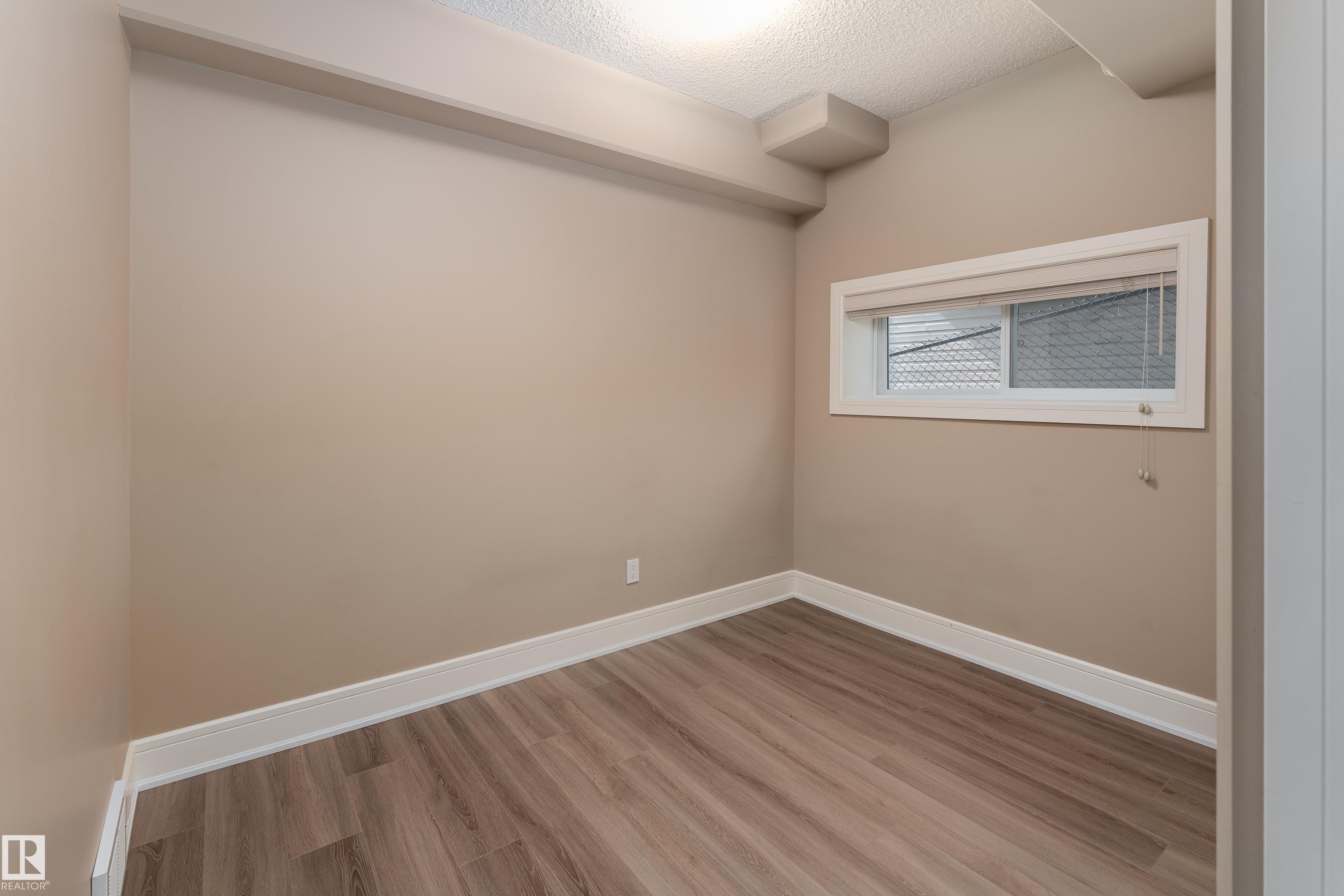 3301 Abbott Crescent Sw, Edmonton, AB - Indoor Photo Showing Other Room