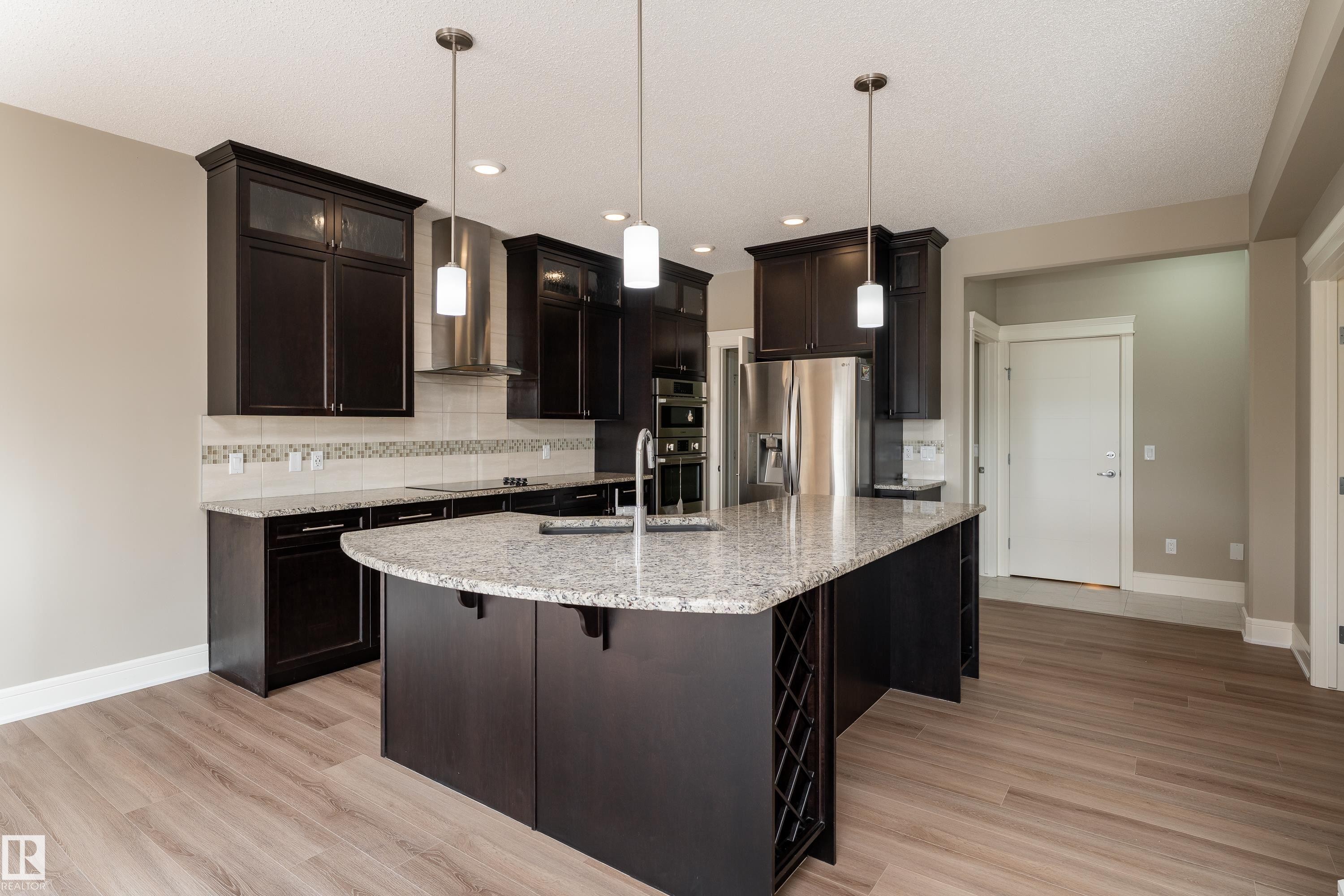3301 Abbott Crescent Sw, Edmonton, AB - Indoor Photo Showing Kitchen With Upgraded Kitchen
