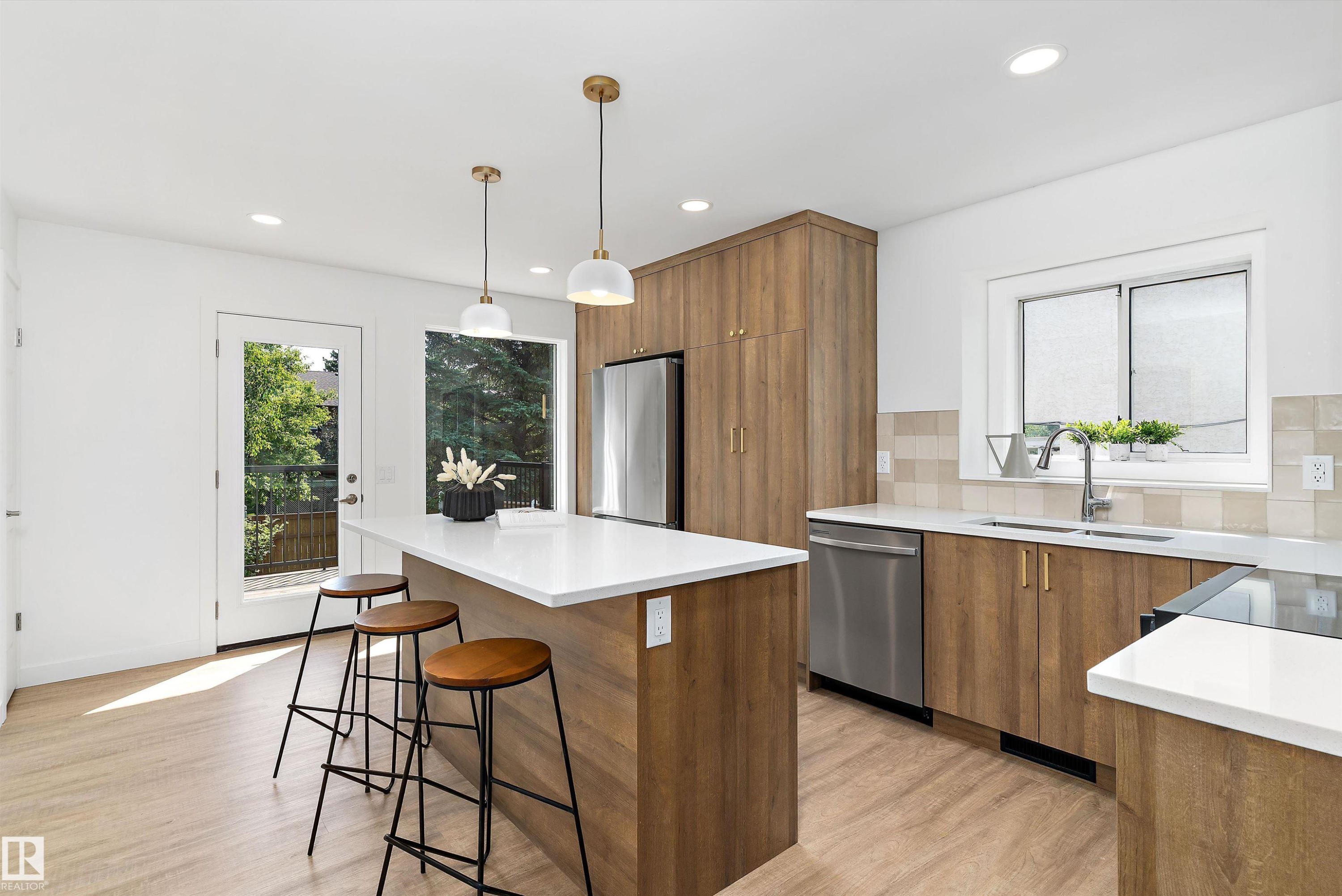 8311 184 Street Nw, Edmonton, AB - Indoor Photo Showing Kitchen With Upgraded Kitchen