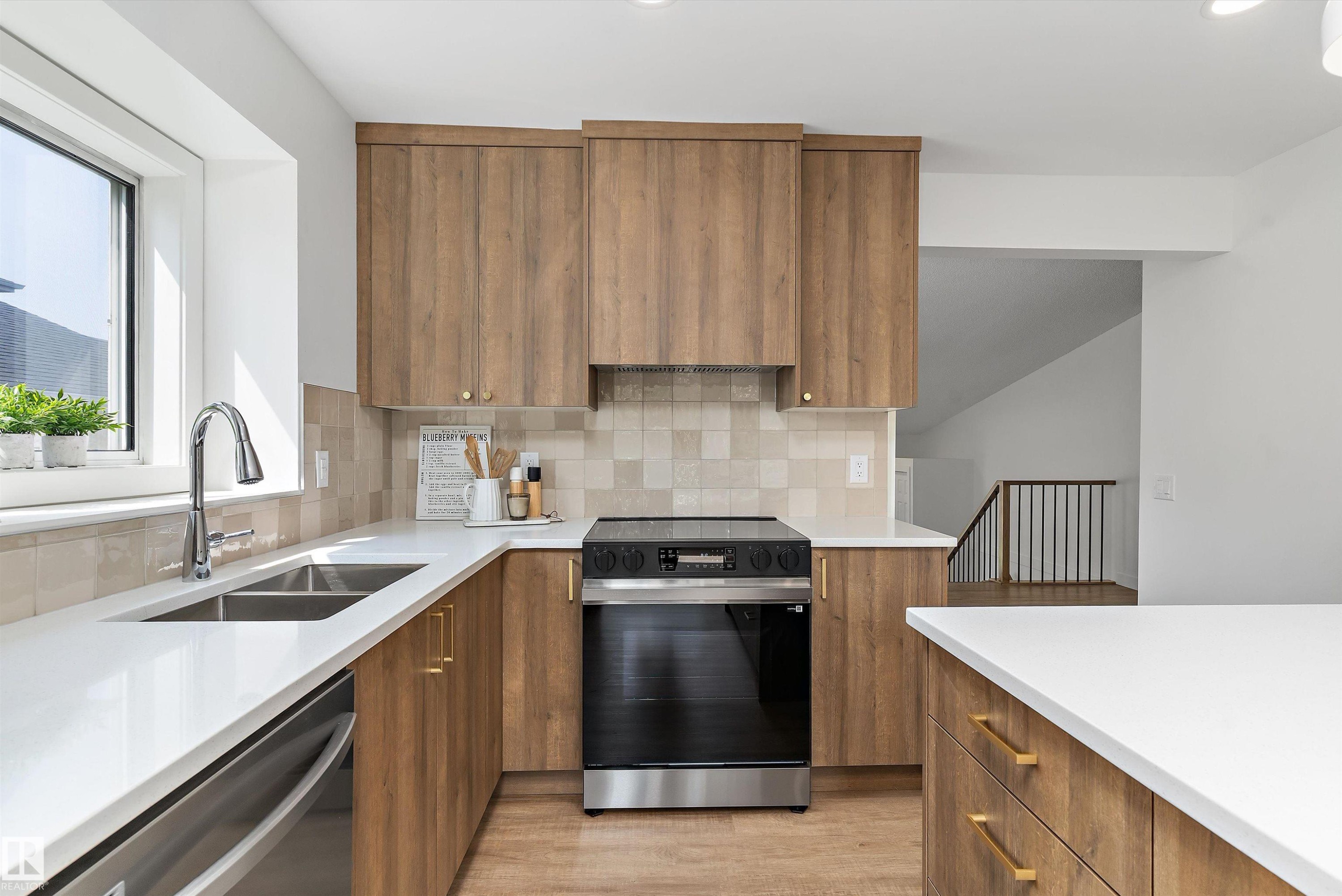 8311 184 Street Nw, Edmonton, AB - Indoor Photo Showing Kitchen With Double Sink With Upgraded Kitchen