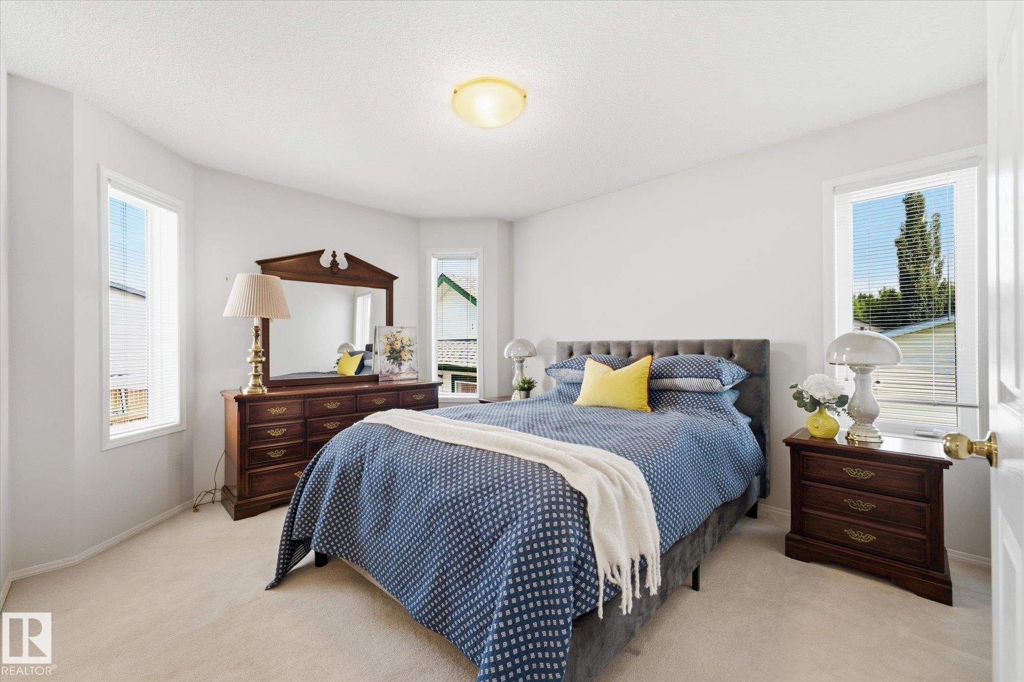 White walls, light-toned carpeting, and a built-in ceiling light fixture - 1709 Turvey Bend Bend Nw, Edmonton, AB