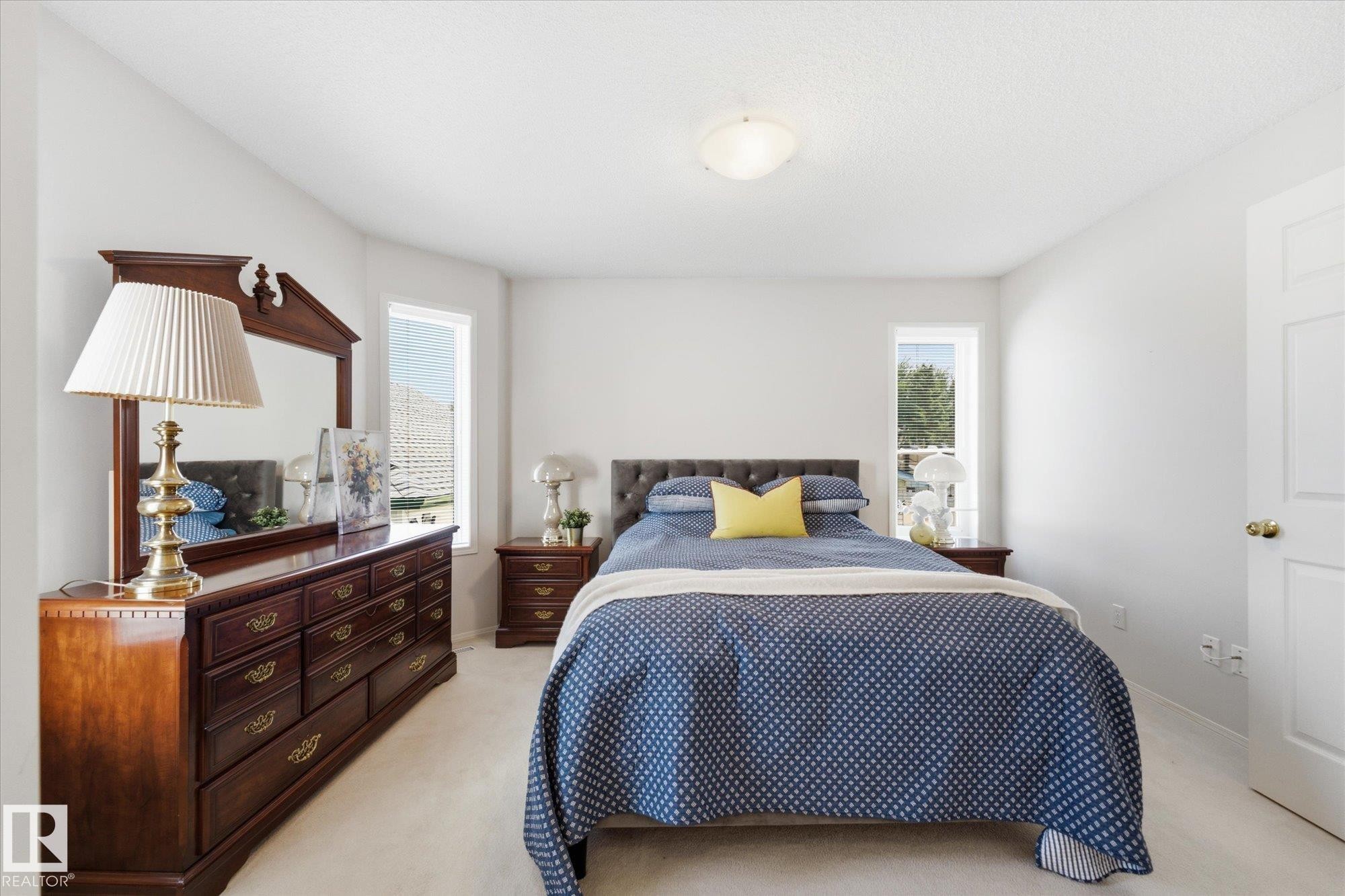 Light-colored wall finishes, dual windows, and ceiling-mounted lighting fixture - 1709 Turvey Bend Bend Nw, Edmonton, AB