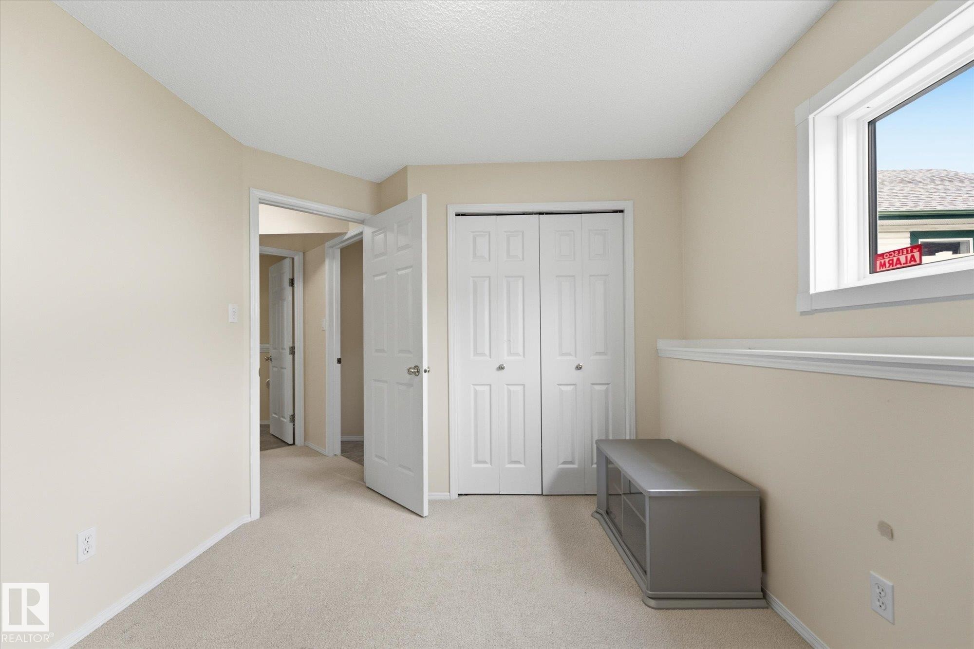 Neutral-toned walls with carpeted flooring - 1709 Turvey Bend Bend Nw, Edmonton, AB