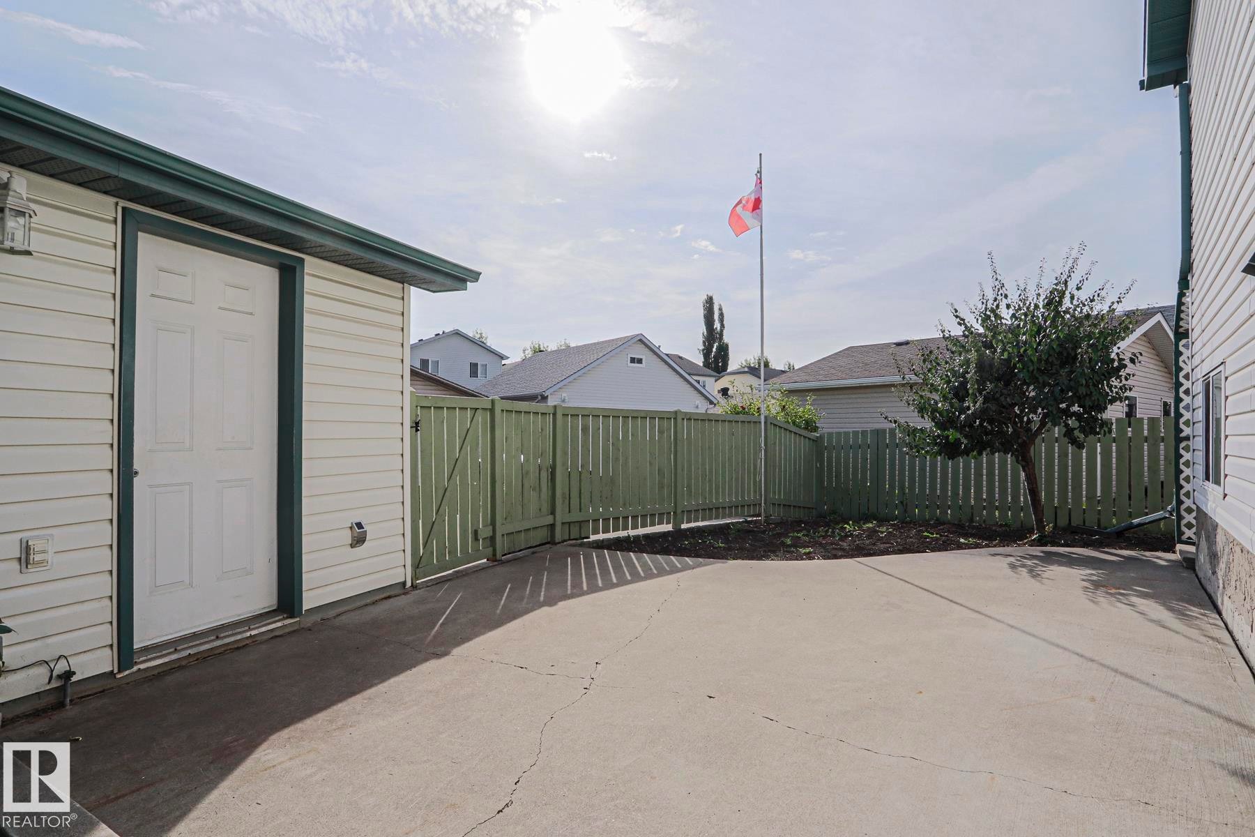 Excellent private patio area for entertaining - 15031 135 Street Nw, Edmonton, AB