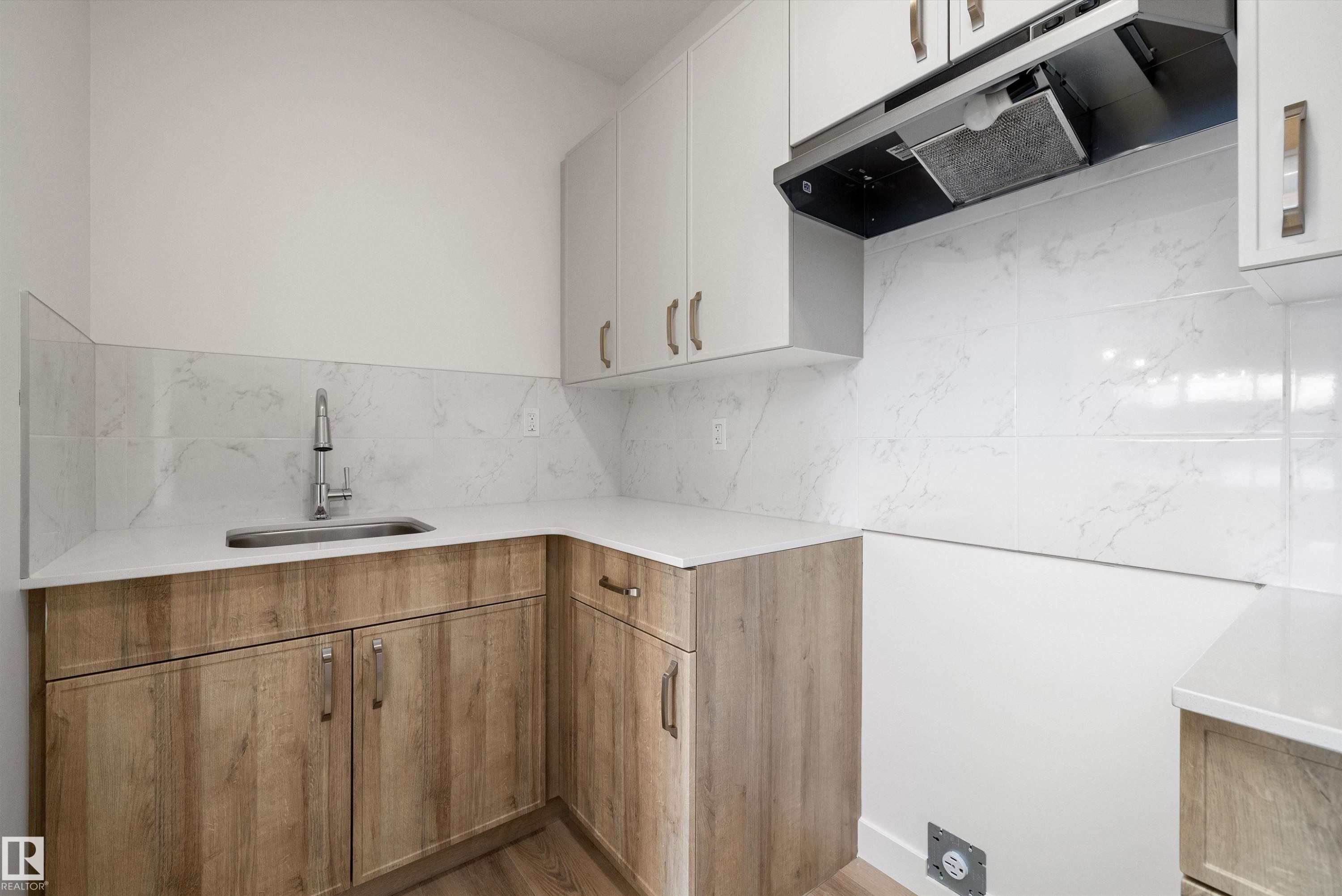 1315 11 Avenue Nw, Edmonton, AB - Indoor Photo Showing Kitchen