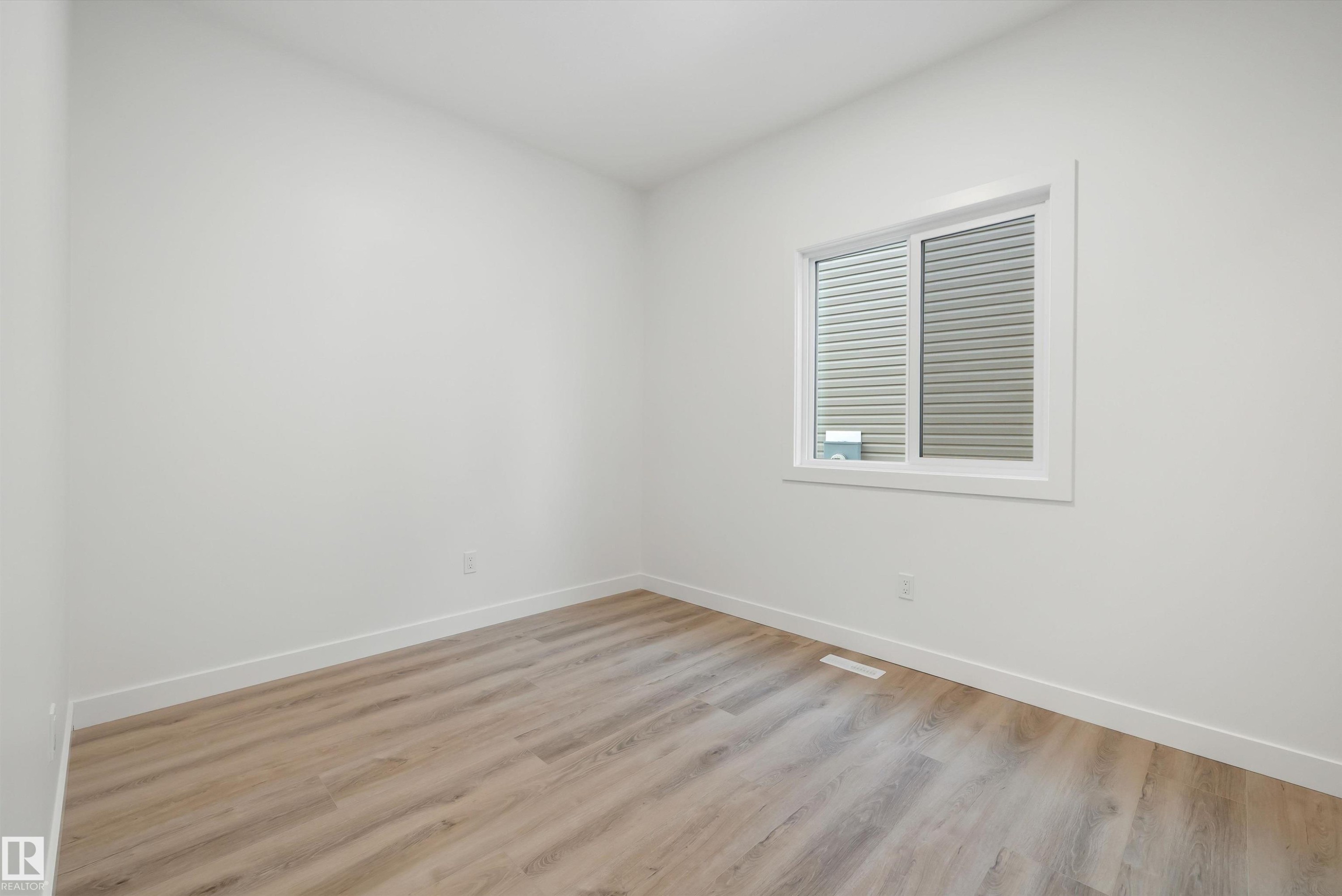 1315 11 Avenue Nw, Edmonton, AB - Indoor Photo Showing Other Room