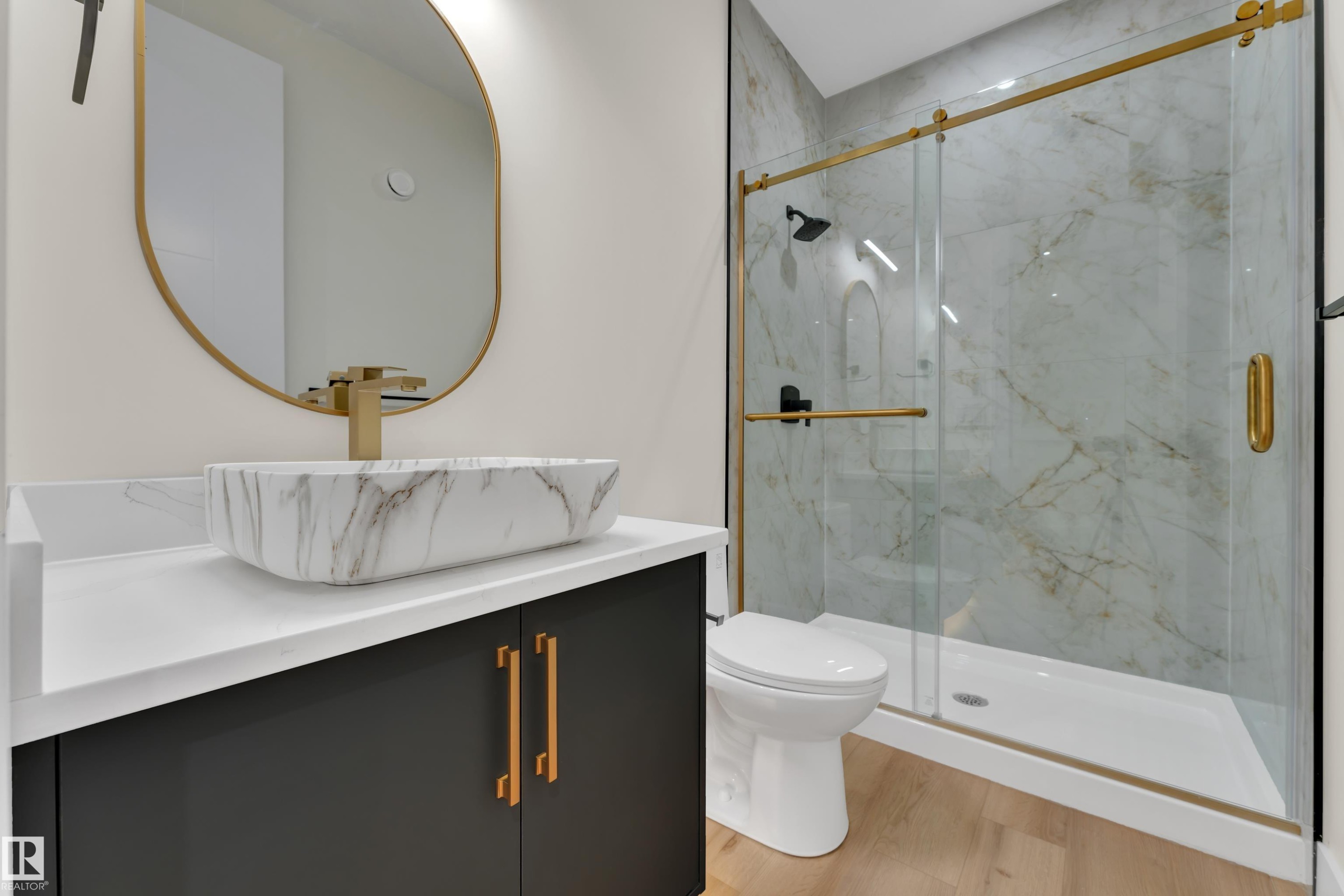 8450 Mayday Link Sw, Edmonton, AB - Indoor Photo Showing Bathroom