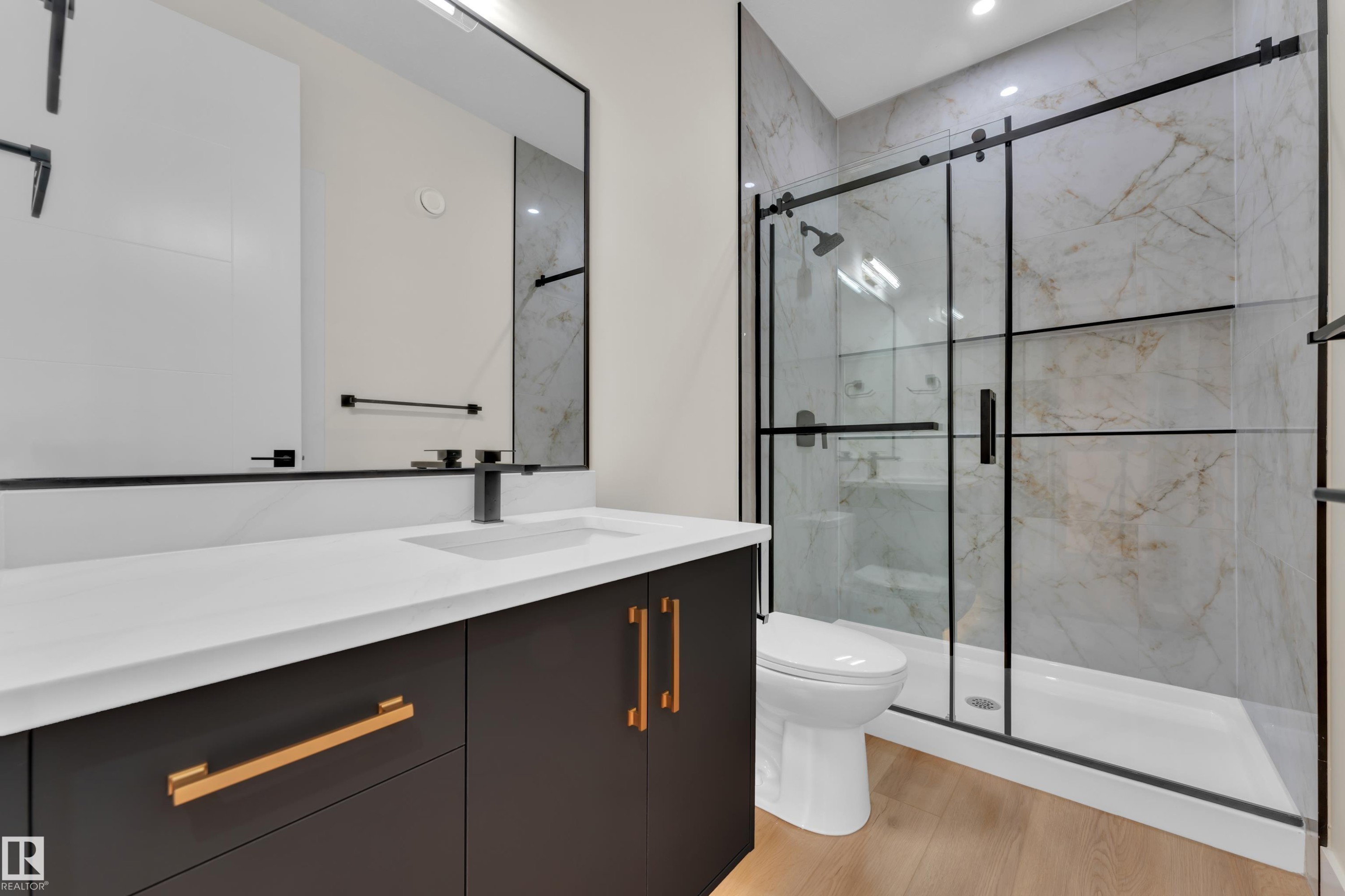 8450 Mayday Link Sw, Edmonton, AB - Indoor Photo Showing Bathroom