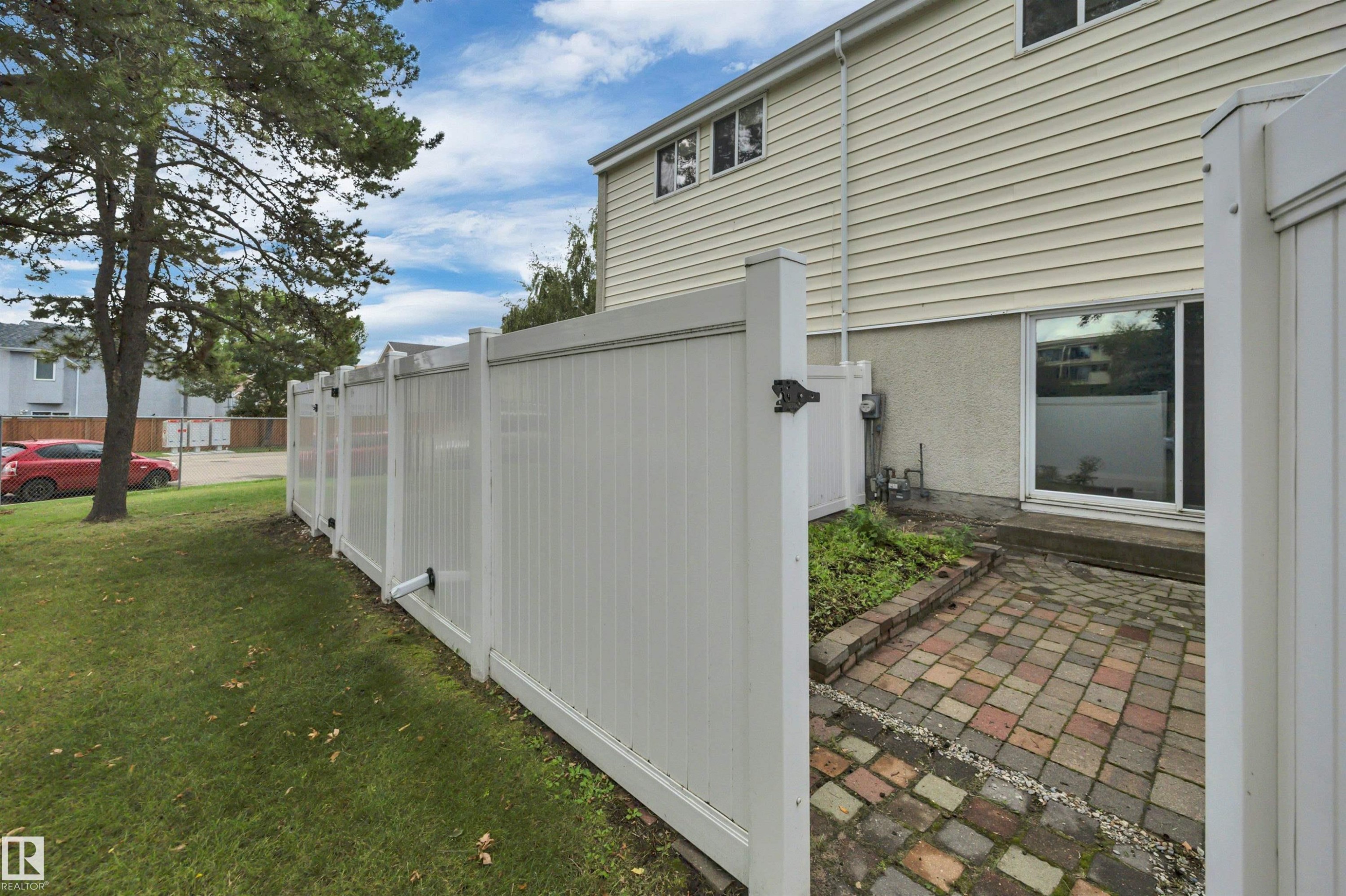 Fully Fenced Yard With Access To Green Area Behind The Property - 14644 52 Street Nw, Edmonton, AB