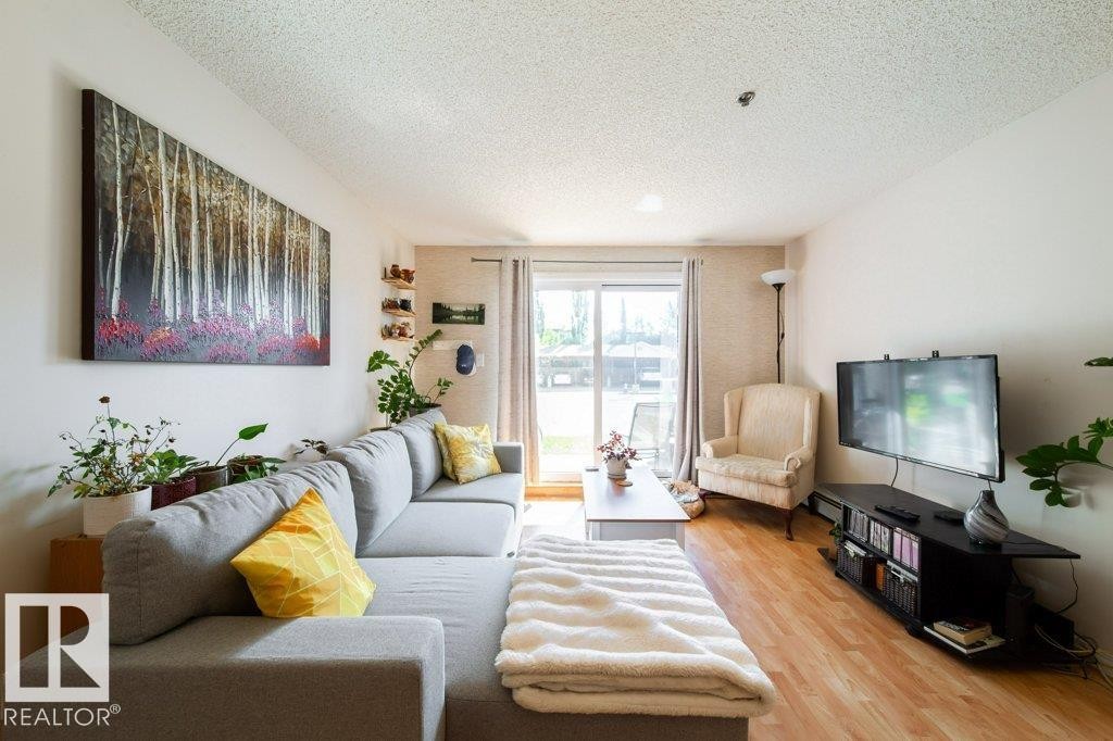 #118 2305 35A Av Nw, Edmonton, AB - Indoor Photo Showing Living Room