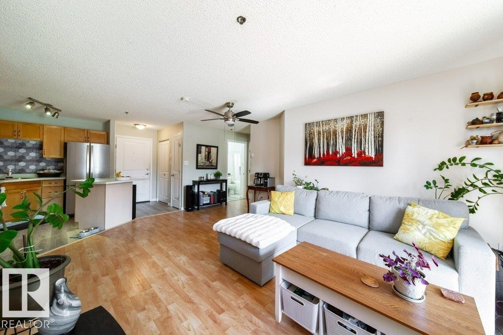 #118 2305 35A Av Nw, Edmonton, AB - Indoor Photo Showing Living Room
