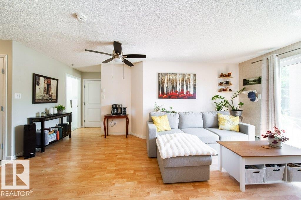 #118 2305 35A Av Nw, Edmonton, AB - Indoor Photo Showing Living Room