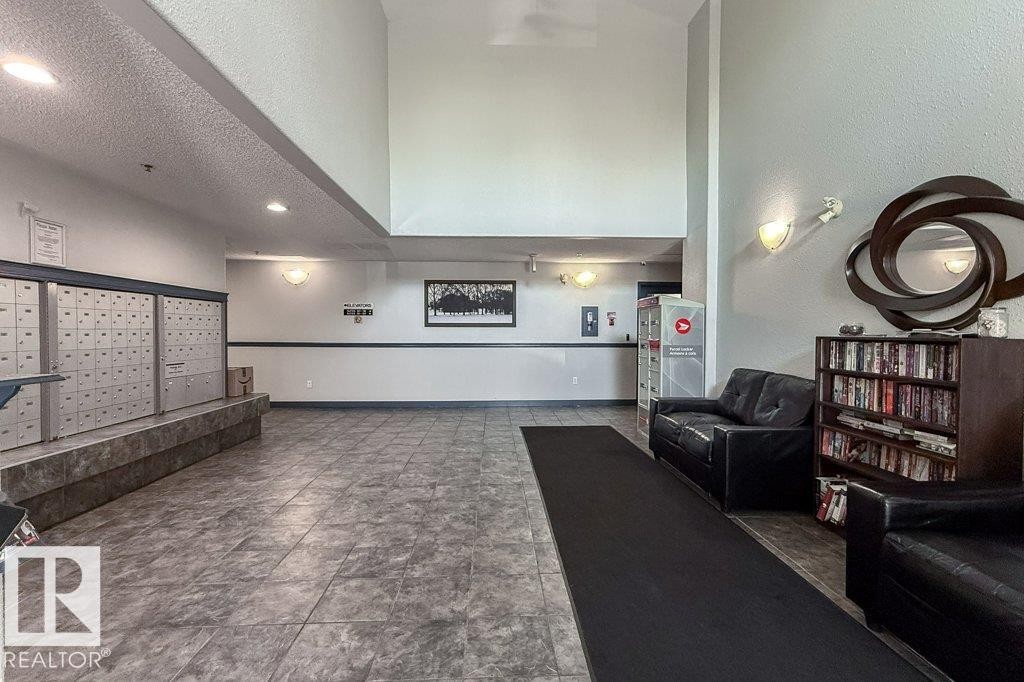 #118 2305 35A Av Nw, Edmonton, AB - Indoor Photo Showing Other Room