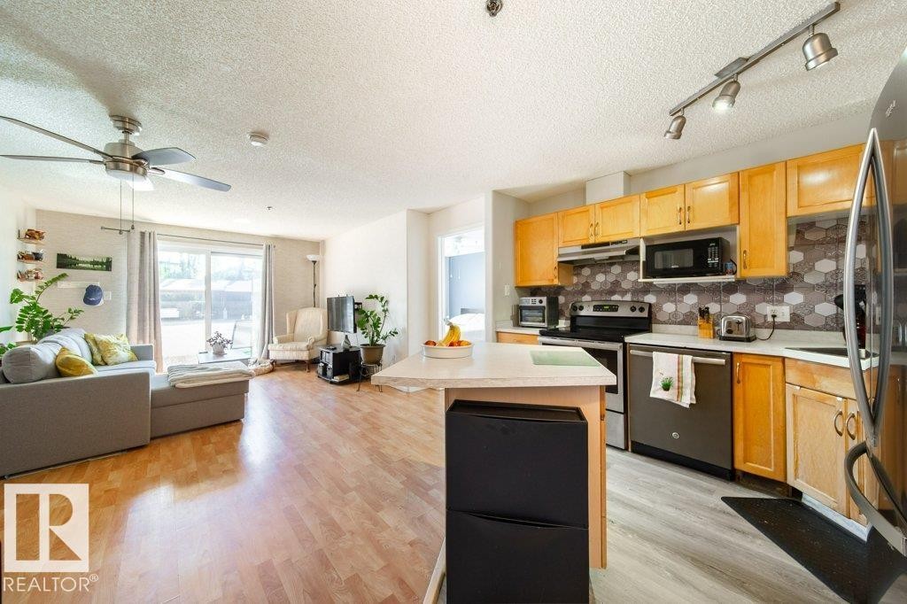 #118 2305 35A Av Nw, Edmonton, AB - Indoor Photo Showing Kitchen