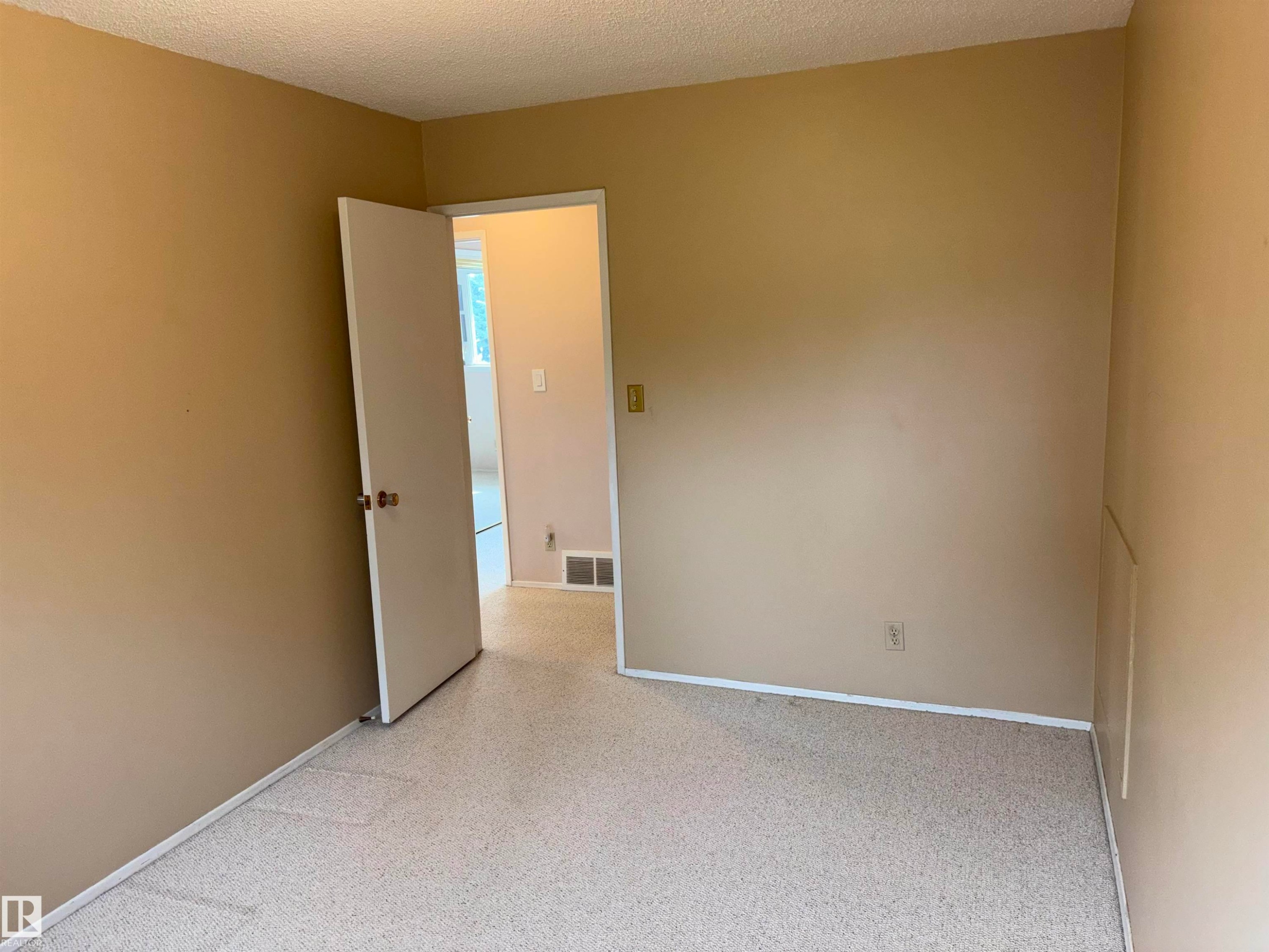 4027 74 Street Nw, Edmonton, AB
