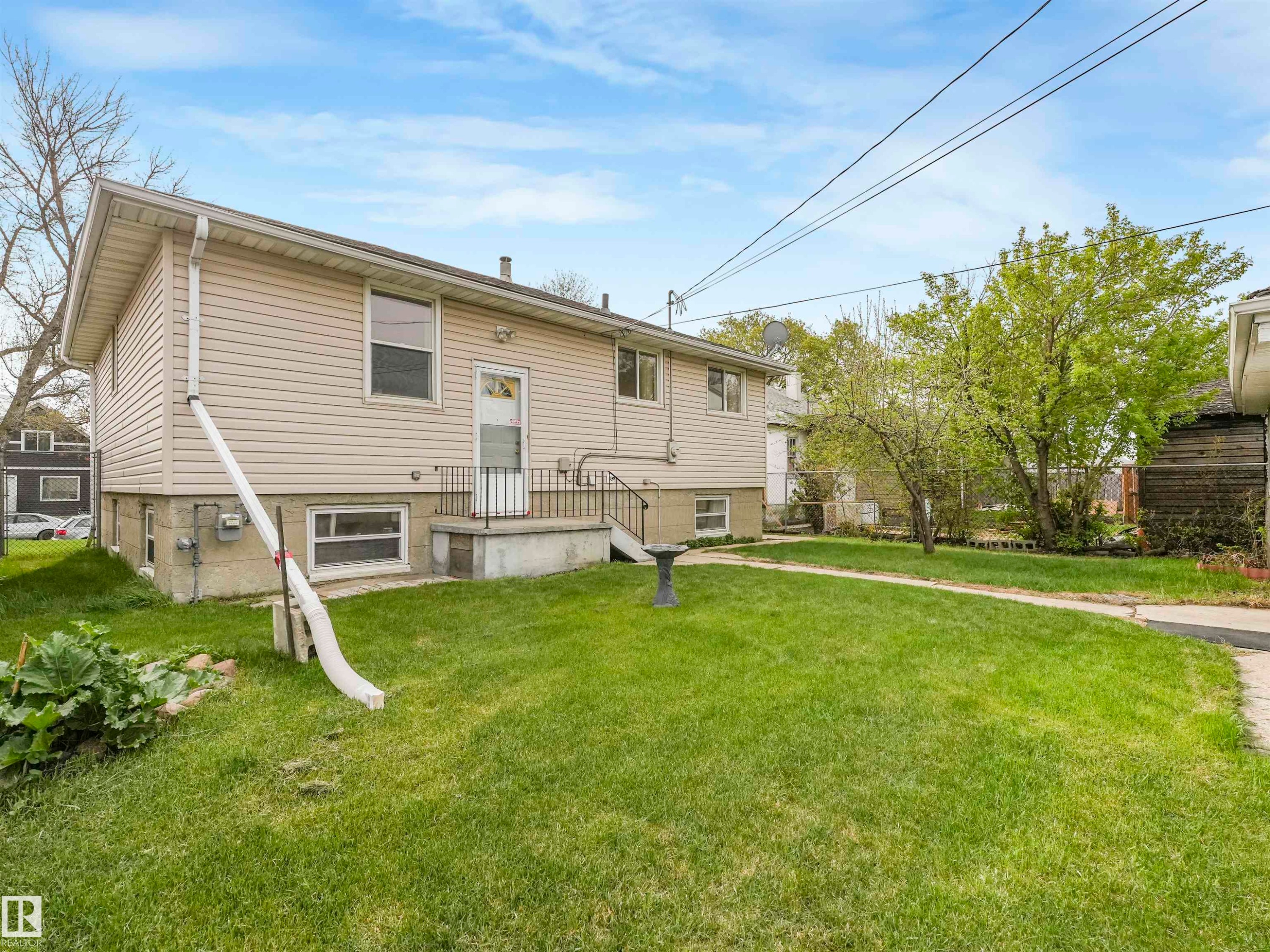 Expansive lawn area with a concrete walkway and mature landscaping - 12614 69 Street Nw, Edmonton, AB