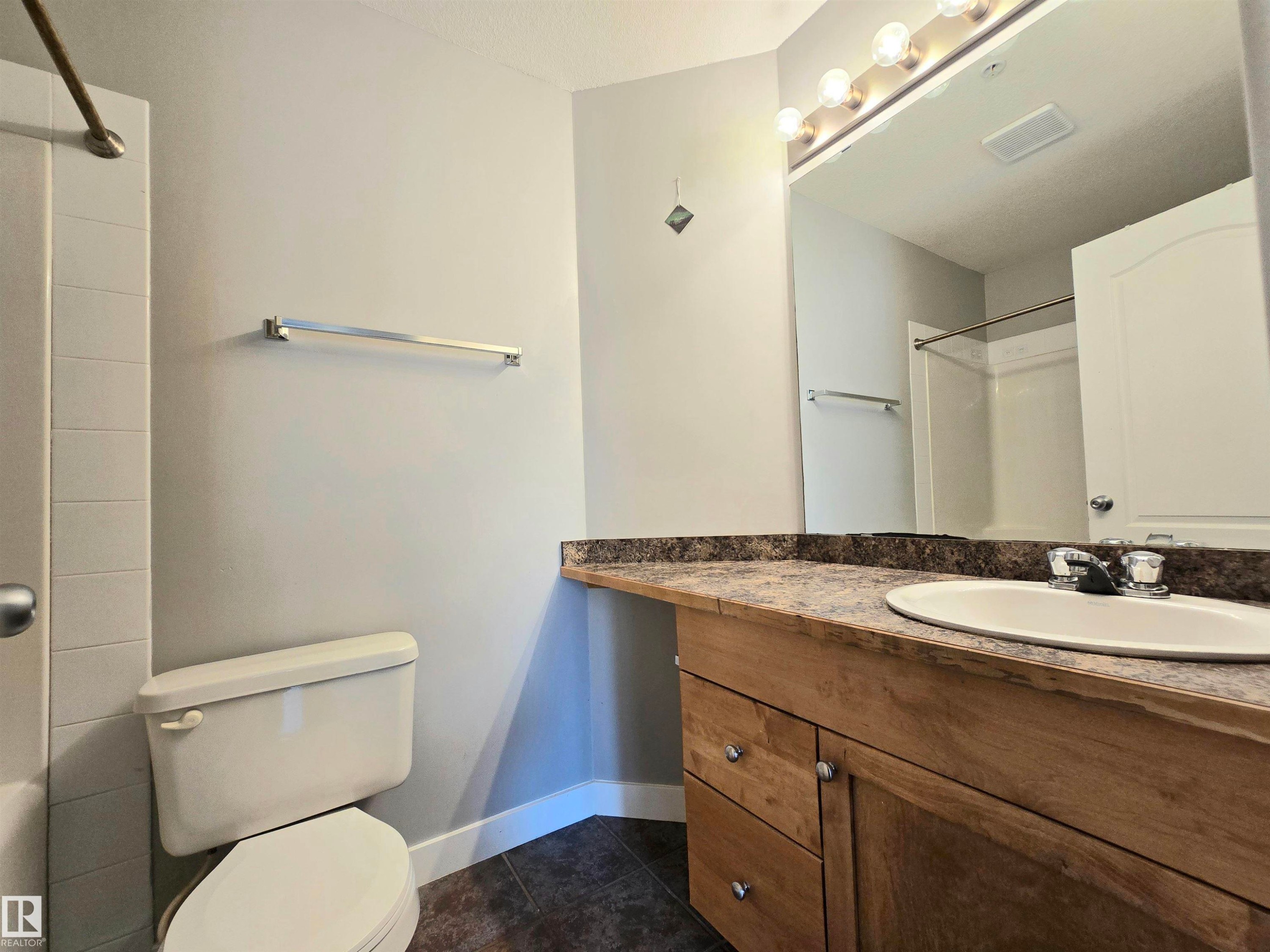 #105 155 Edwards Dr Sw, Edmonton, AB - Indoor Photo Showing Bathroom