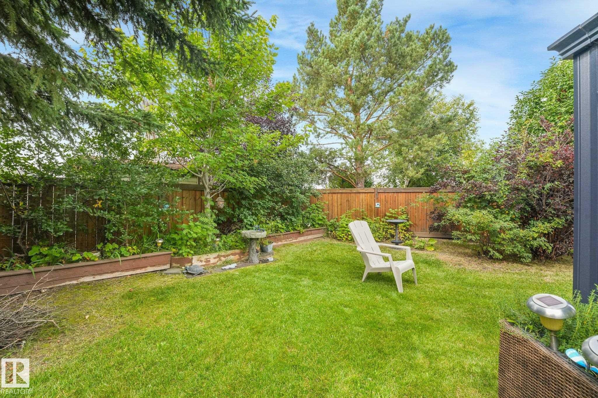 Expansive lawn area, perimeter fencing, and mature trees - 12827 150 Avenue Nw, Edmonton, AB