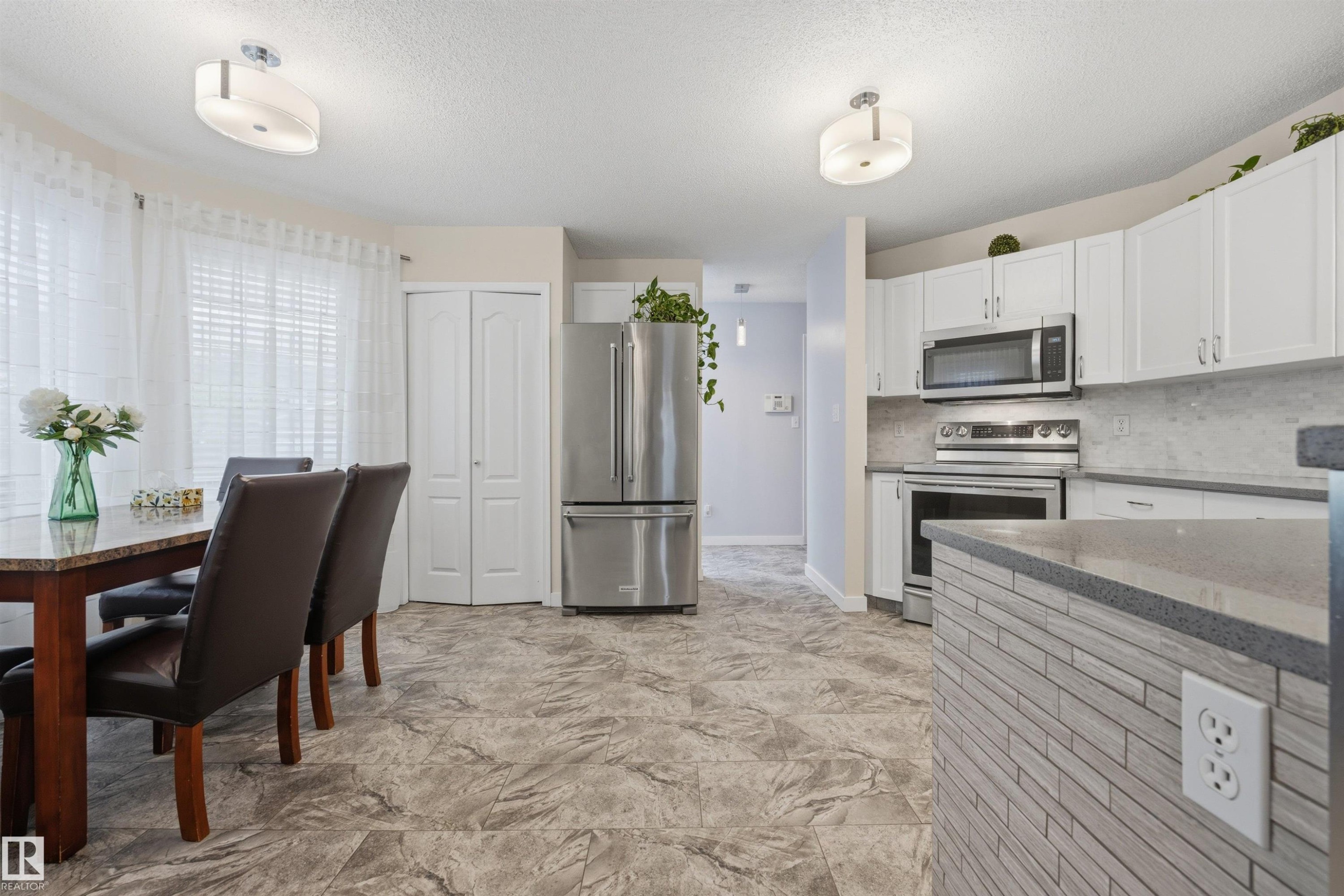 View of open-concept kitchen with breakfast area - 6910 158A Avenue Nw, Edmonton, AB