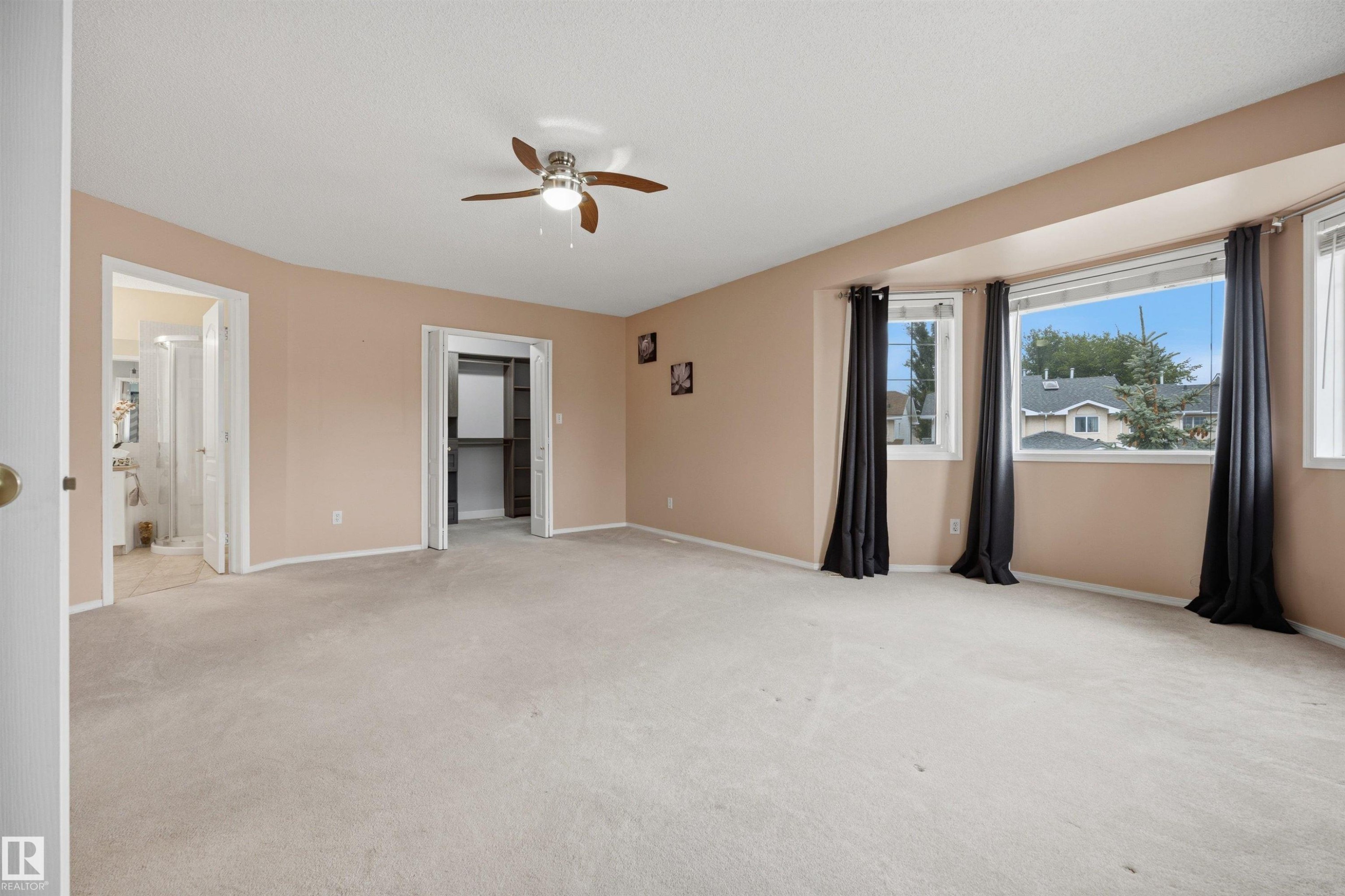 Very large primary bedroom with walk-in closet and 4PC ensuite - 6910 158A Avenue Nw, Edmonton, AB