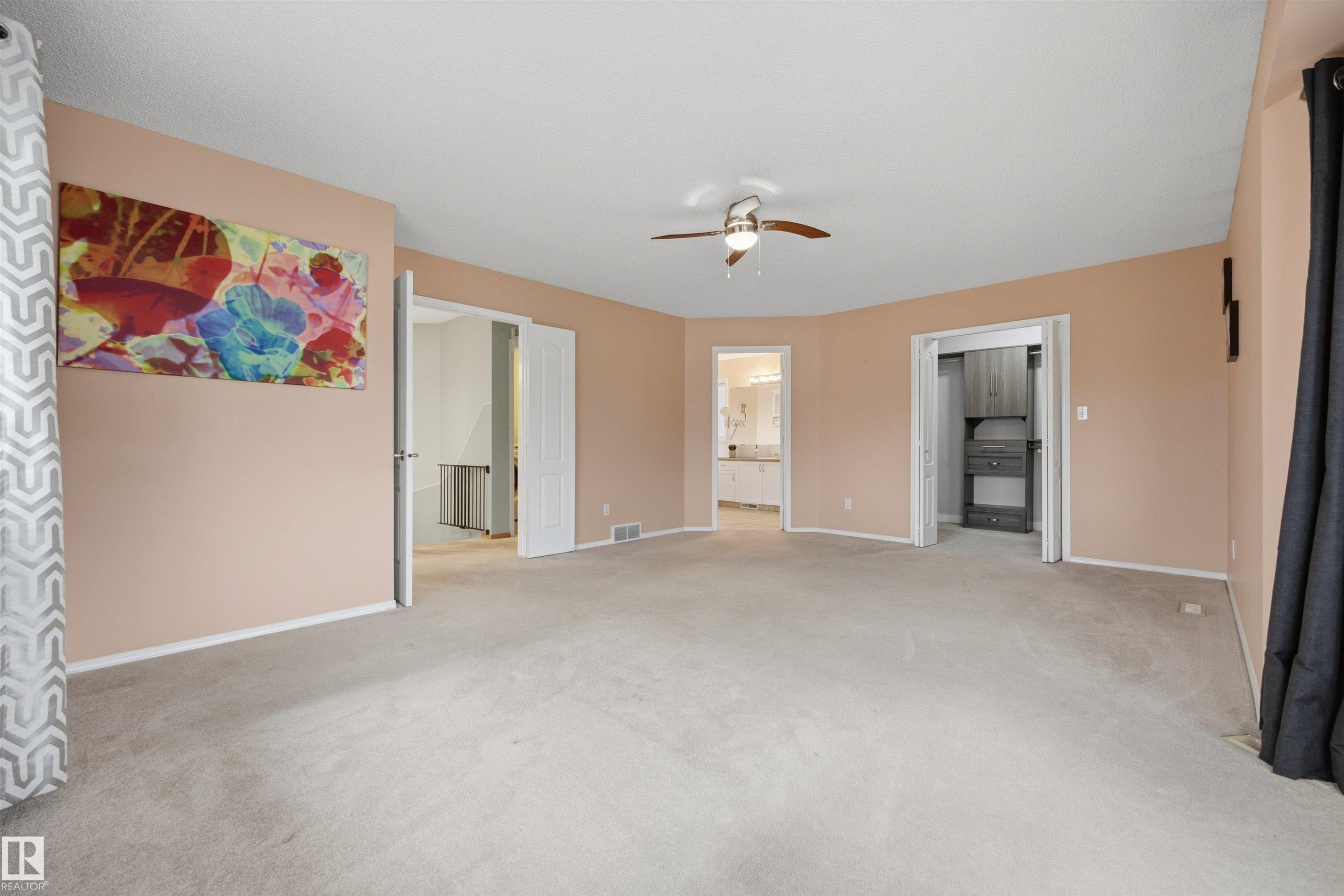 Very large primary bedroom with walk-in closet and 4PC ensuite - 6910 158A Avenue Nw, Edmonton, AB
