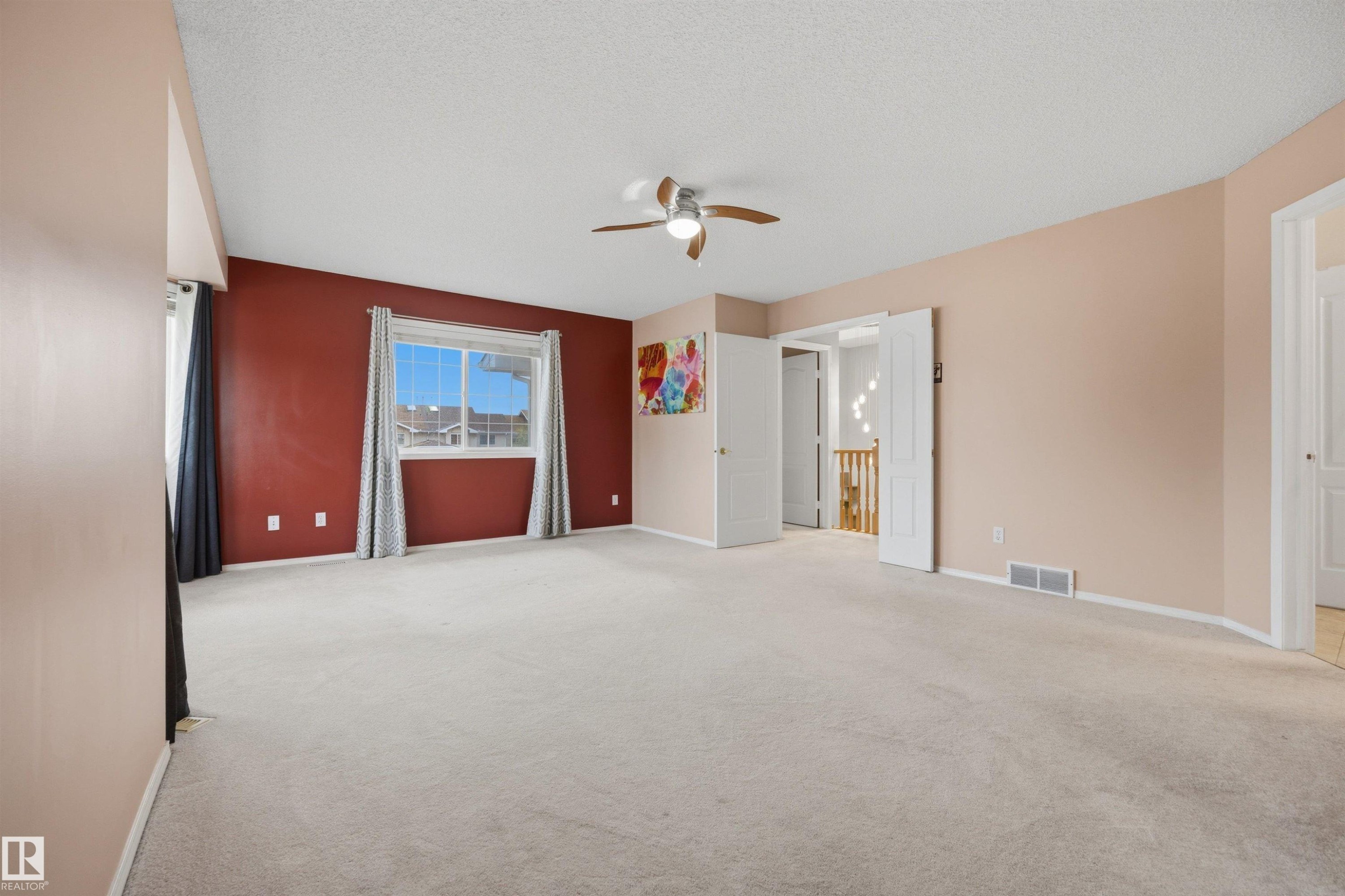 Very large primary bedroom with walk-in closet and 4PC ensuite - 6910 158A Avenue Nw, Edmonton, AB