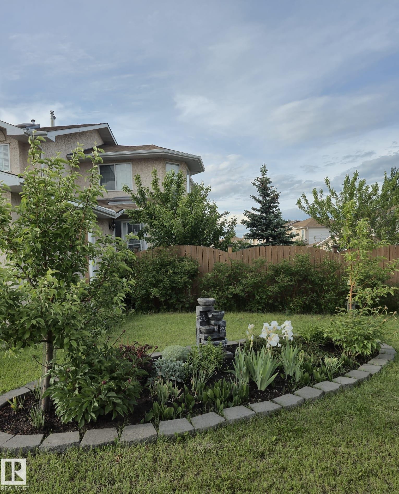 View of front yard - 6910 158A Avenue Nw, Edmonton, AB
