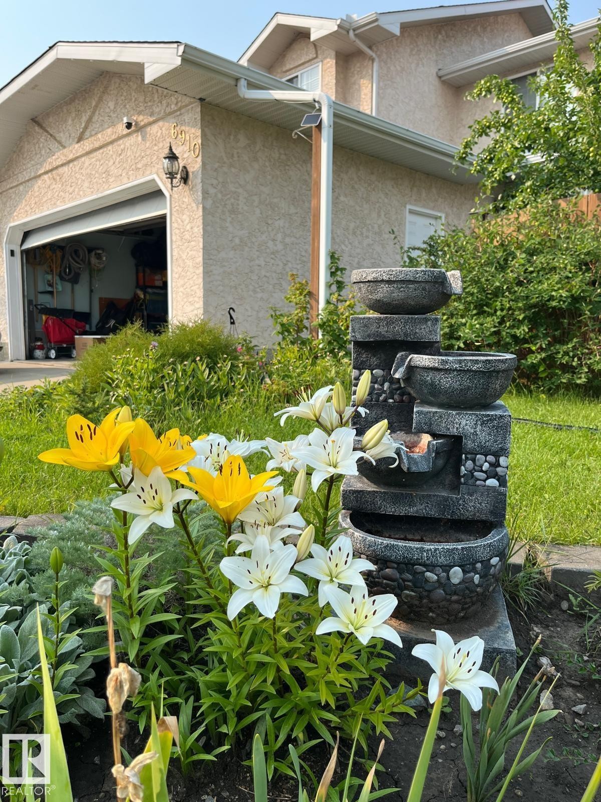 View of front yard - 6910 158A Avenue Nw, Edmonton, AB