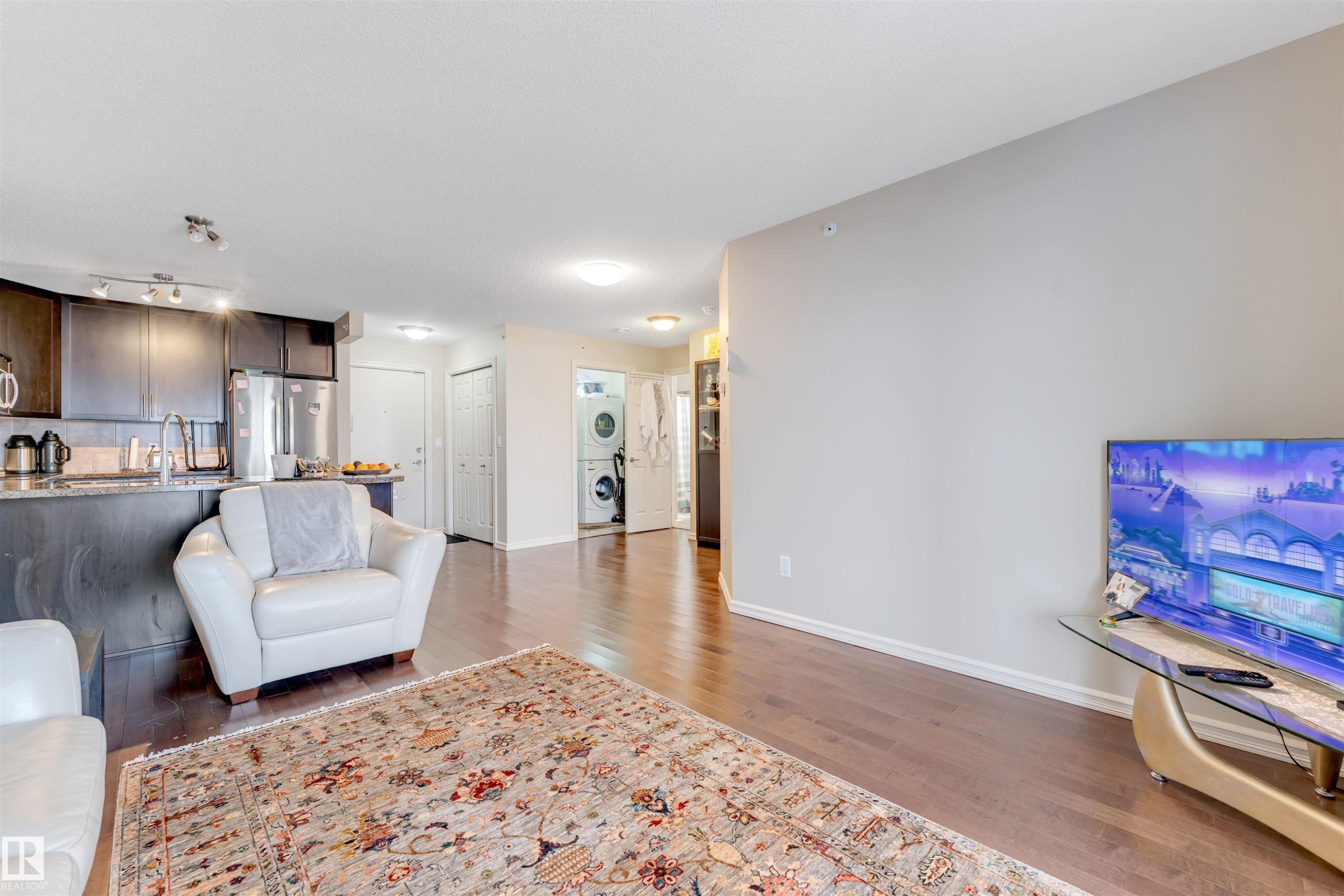 #409 2204 44 Av Nw, Edmonton, AB - Indoor Photo Showing Living Room