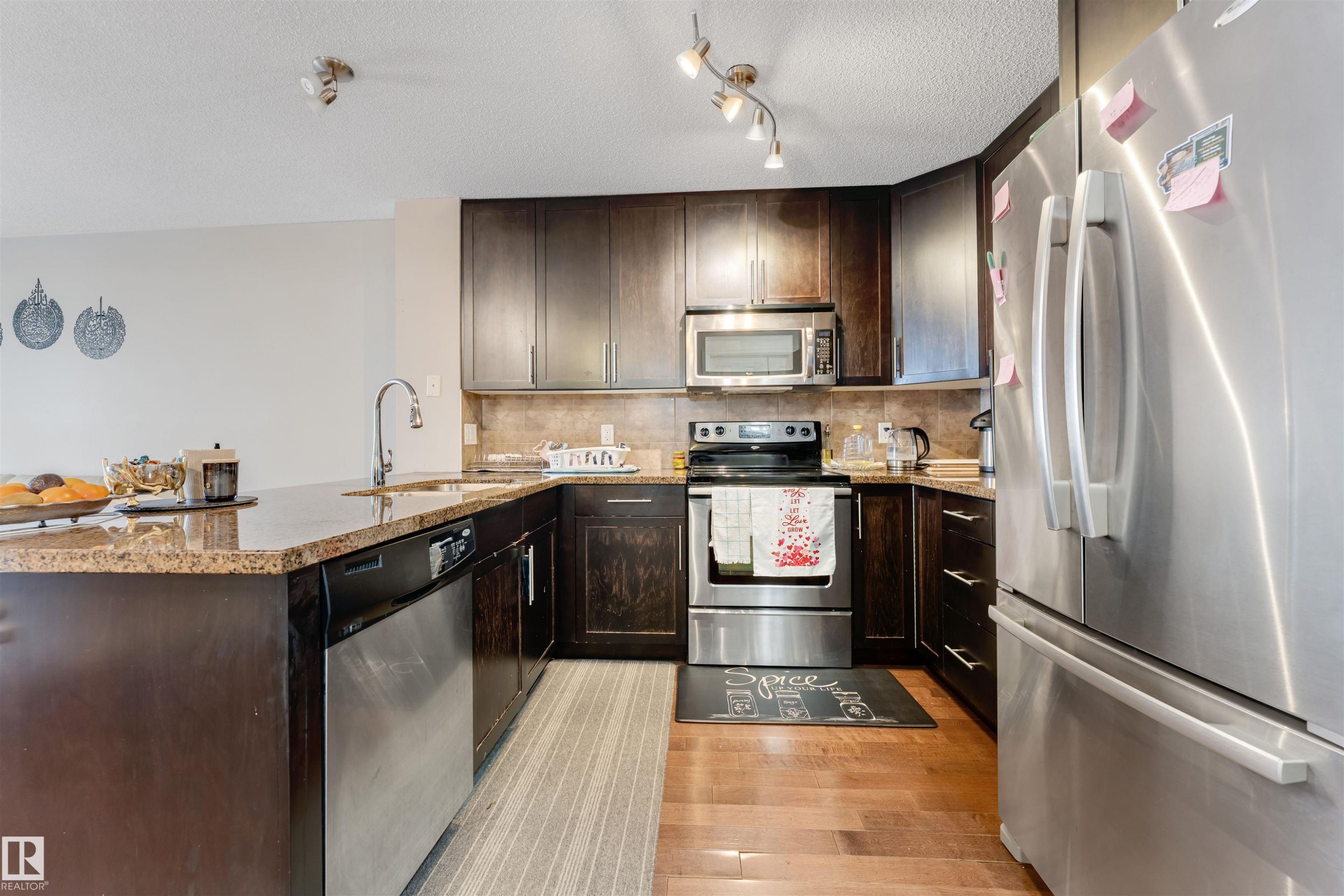 #409 2204 44 Av Nw, Edmonton, AB - Indoor Photo Showing Kitchen With Upgraded Kitchen
