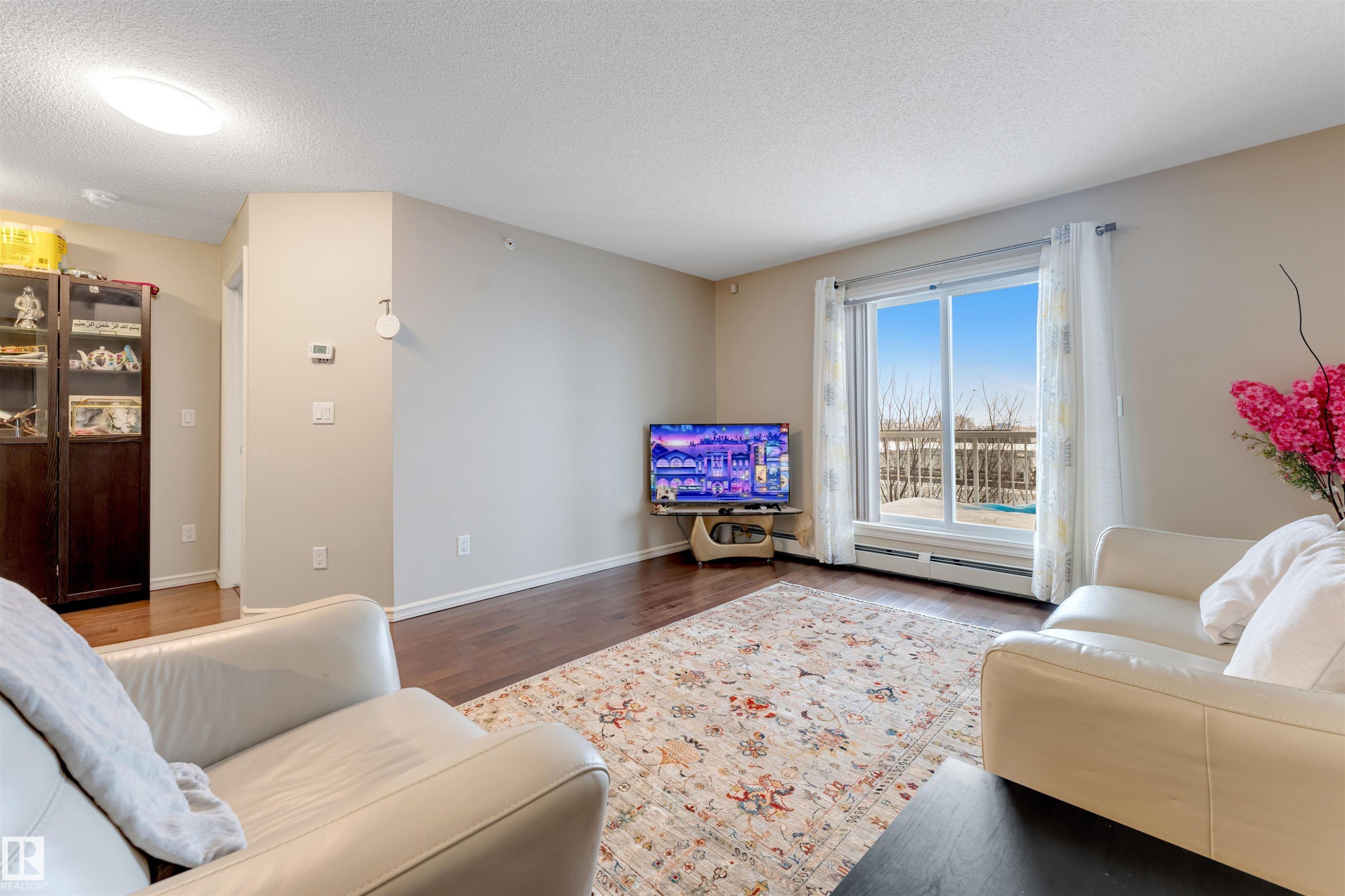 #409 2204 44 Av Nw, Edmonton, AB - Indoor Photo Showing Living Room