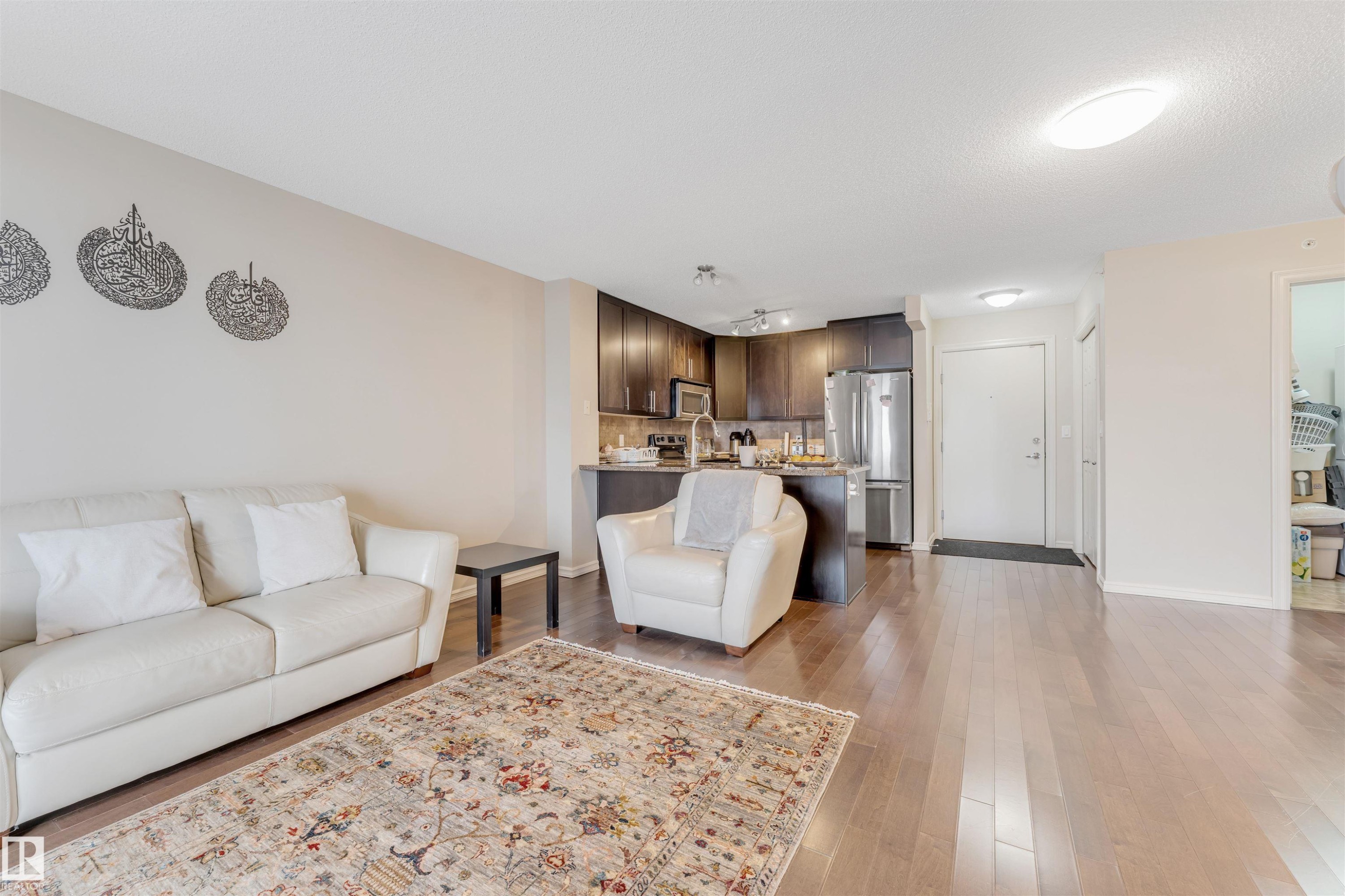 #409 2204 44 Av Nw, Edmonton, AB - Indoor Photo Showing Living Room