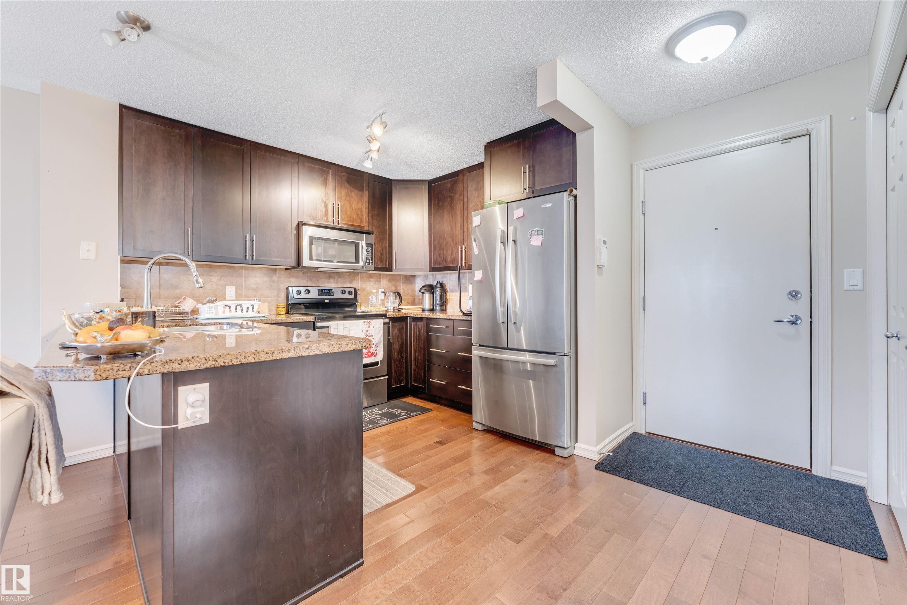 #409 2204 44 Av Nw, Edmonton, AB - Indoor Photo Showing Kitchen With Upgraded Kitchen