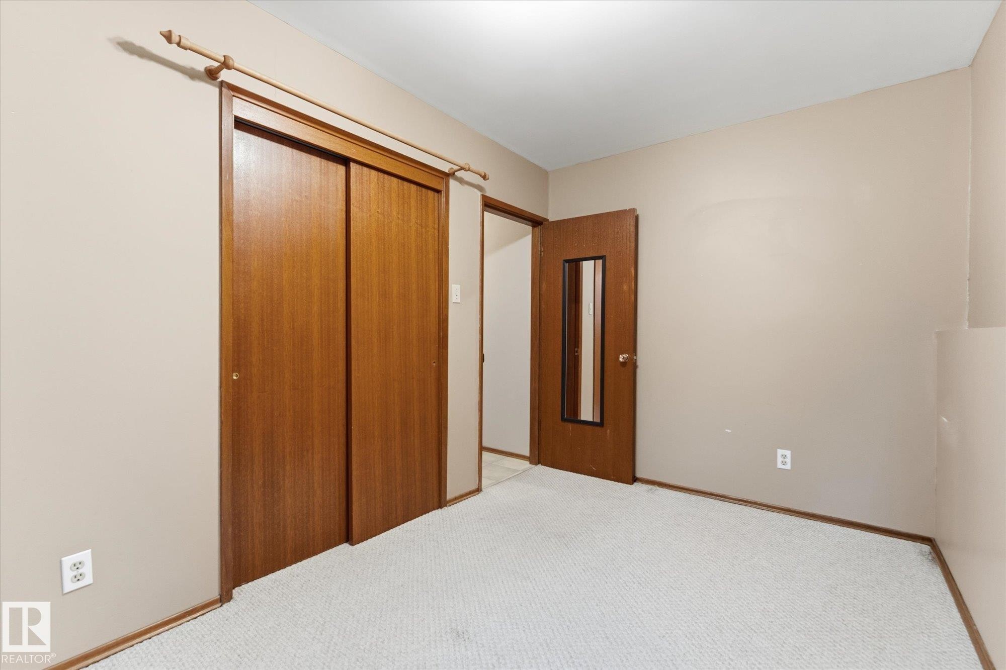 Neutral wall finish with carpeting - 11311 Malmo Road Nw, Edmonton, AB