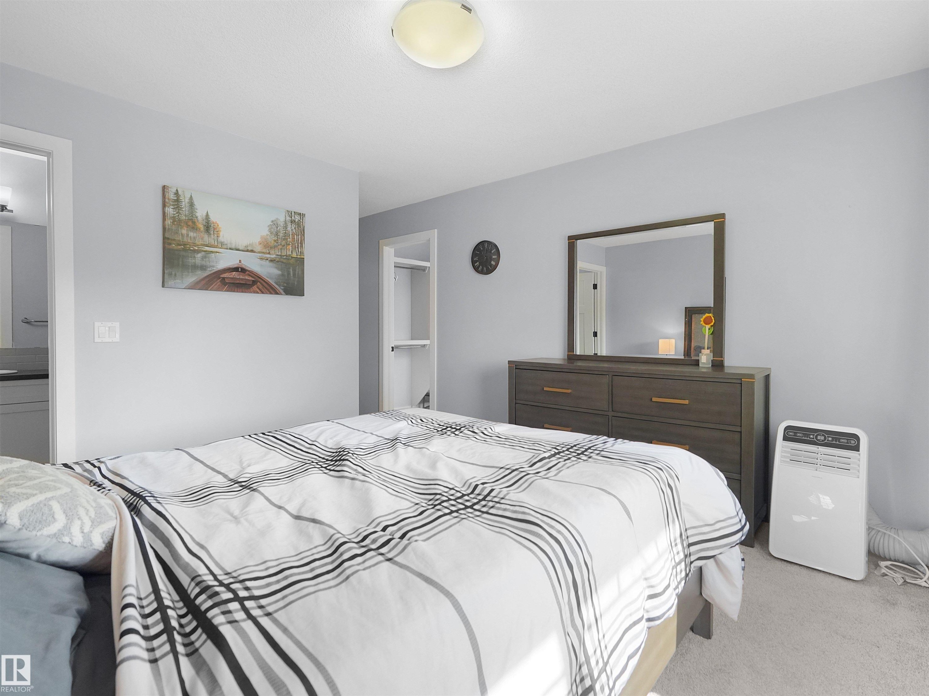 Recessed ceiling light fixture - 6656 Cardinal Rd Sw, Edmonton, AB