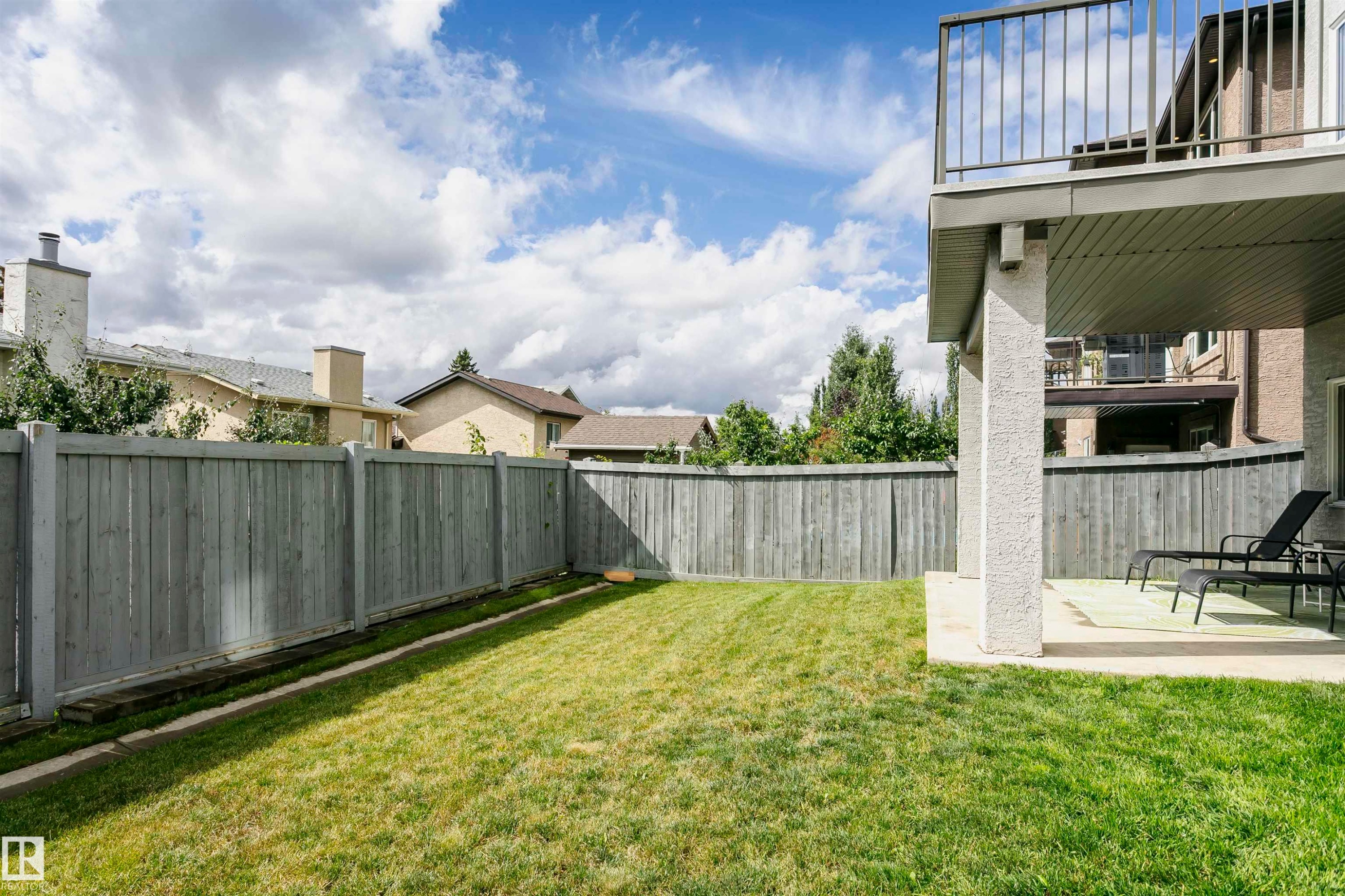 Expansive grassy yard with full perimeter fencing - 9107 181 Avenue Nw, Edmonton, AB