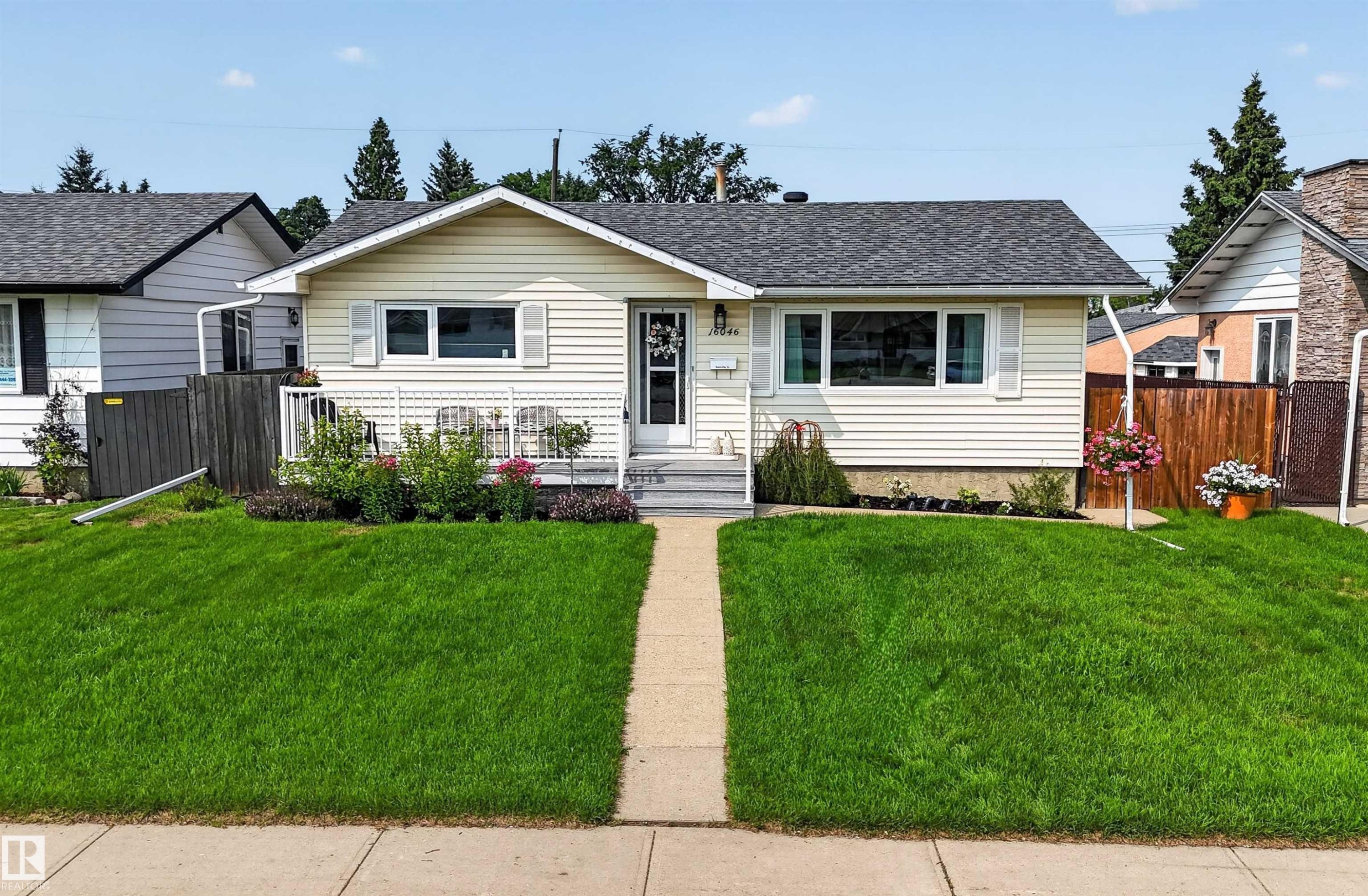 16046 95 Avenue Nw, Edmonton, AB - Outdoor With Facade