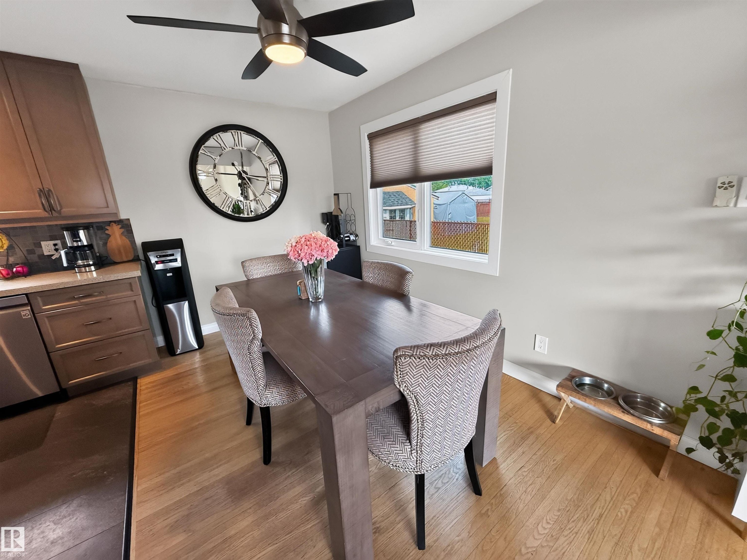 16046 95 Avenue Nw, Edmonton, AB - Indoor Photo Showing Dining Room