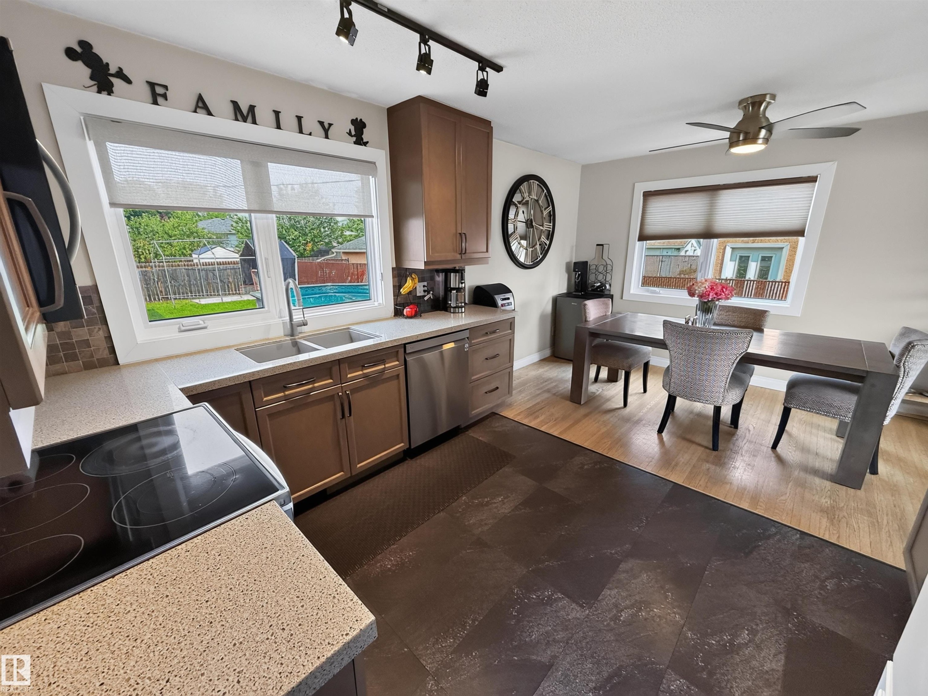 16046 95 Avenue Nw, Edmonton, AB - Indoor Photo Showing Kitchen