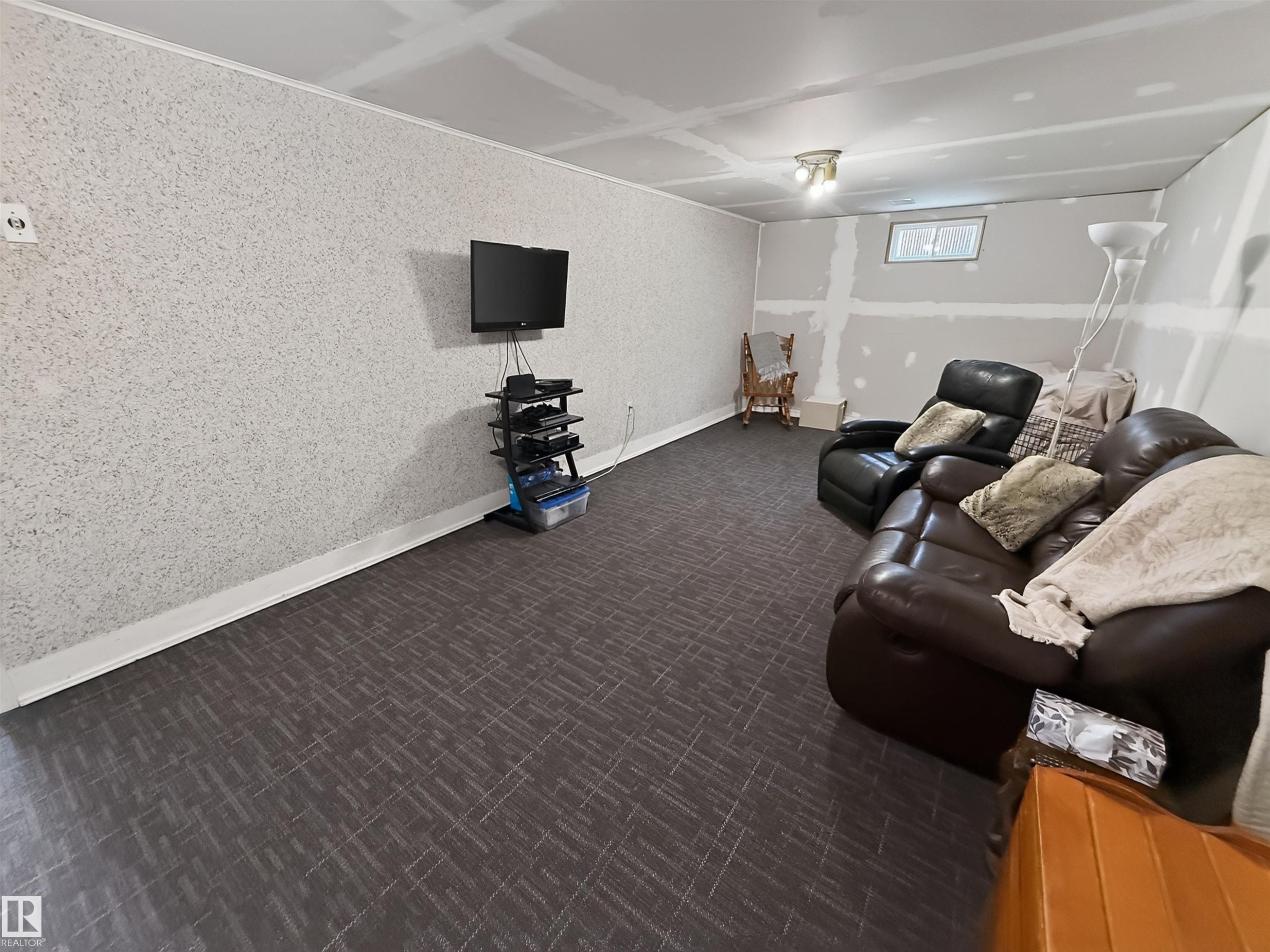 16046 95 Avenue Nw, Edmonton, AB - Indoor