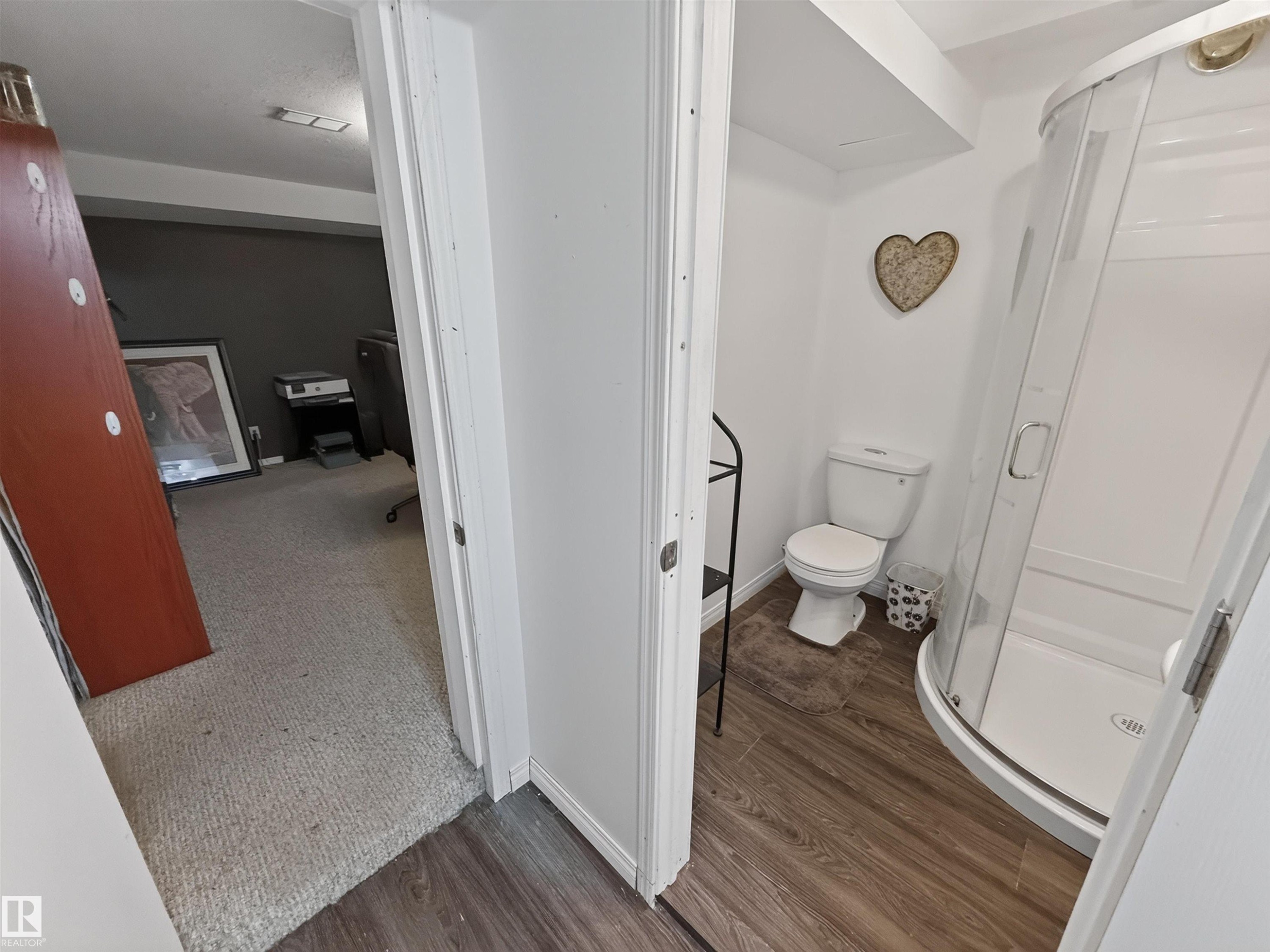 16046 95 Avenue Nw, Edmonton, AB - Indoor Photo Showing Bathroom